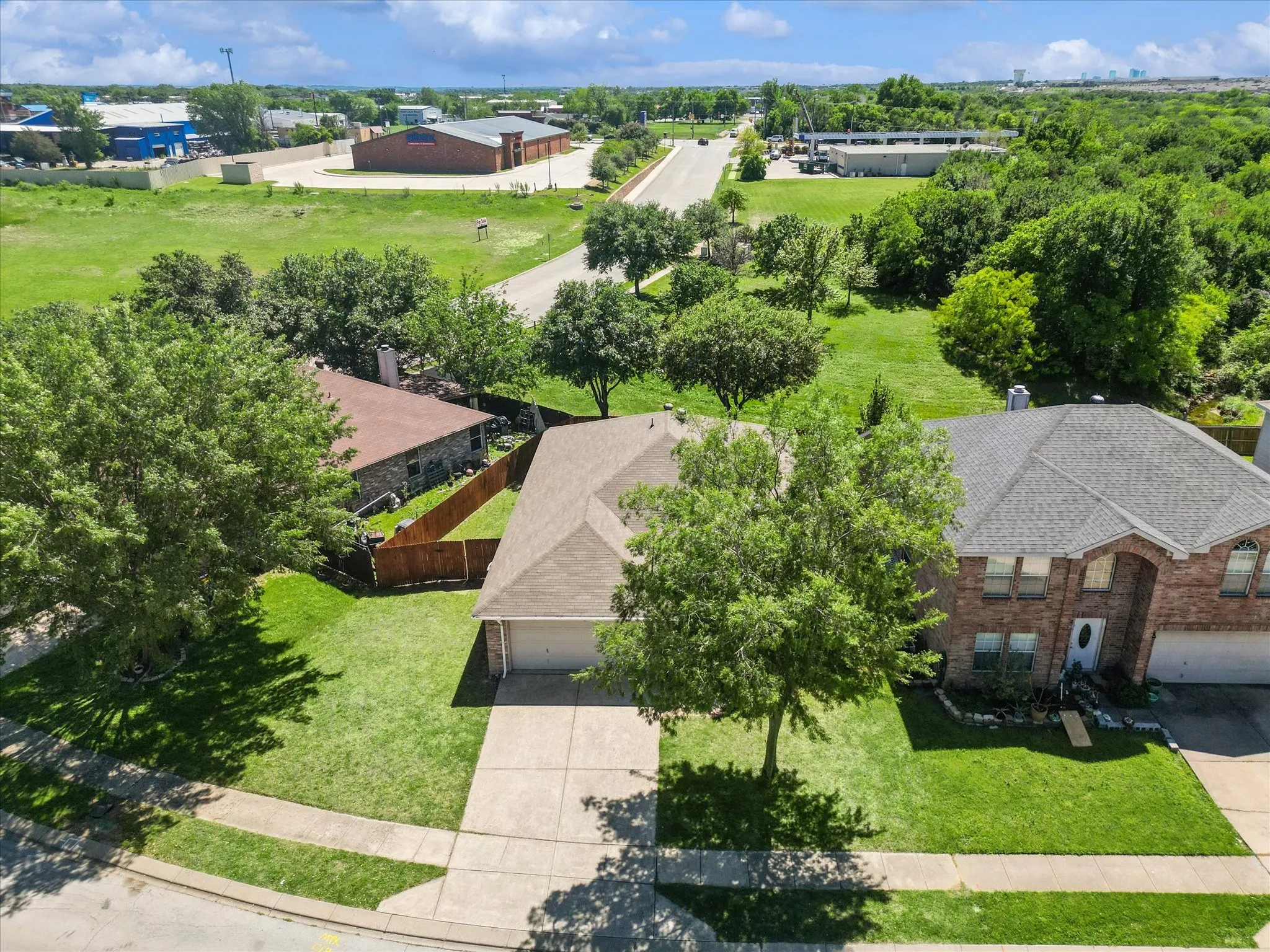 Single Family Residence For Sale in Tarrant County , 5424 Elk Ridge Drive, Watauga, Texas 76137, 3 Bedrooms, 2 Bathrooms, 2 Garage spaces, 1,660 Sqft, built in 2002, Preowned, Price $298,000, mls#21254427, Real Estate Agent in Watauga, Homes For Sale in Tarrant county, Homes For Sale in Watauga, Realtor in Watauga Texas, Real Estate Brokerage Independent Realty Texas, Luminita Cordes Realtor