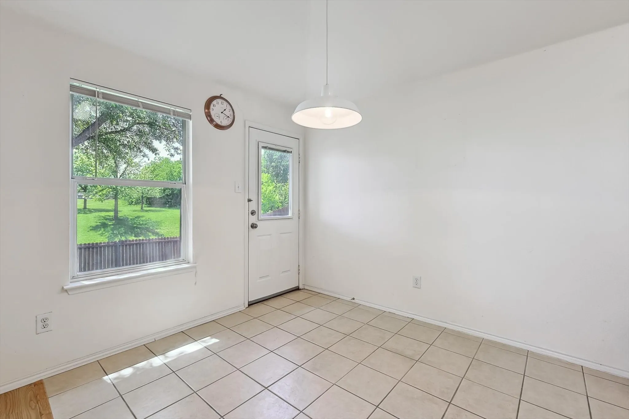 Single Family Residence For Sale in Tarrant County , 5424 Elk Ridge Drive, Watauga, Texas 76137, 3 Bedrooms, 2 Bathrooms, 2 Garage spaces, 1,660 Sqft, built in 2002, Preowned, Price $298,000, mls#21254427, Real Estate Agent in Watauga, Homes For Sale in Tarrant county, Homes For Sale in Watauga, Realtor in Watauga Texas, Real Estate Brokerage Independent Realty Texas, Luminita Cordes Realtor