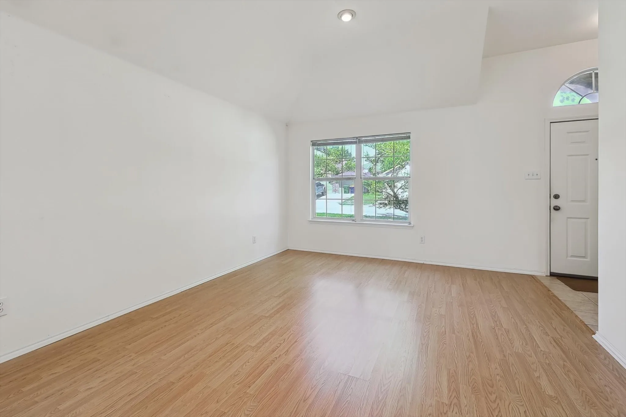 Single Family Residence For Sale in Tarrant County , 5424 Elk Ridge Drive, Watauga, Texas 76137, 3 Bedrooms, 2 Bathrooms, 2 Garage spaces, 1,660 Sqft, built in 2002, Preowned, Price $298,000, mls#21254427, Real Estate Agent in Watauga, Homes For Sale in Tarrant county, Homes For Sale in Watauga, Realtor in Watauga Texas, Real Estate Brokerage Independent Realty Texas, Luminita Cordes Realtor