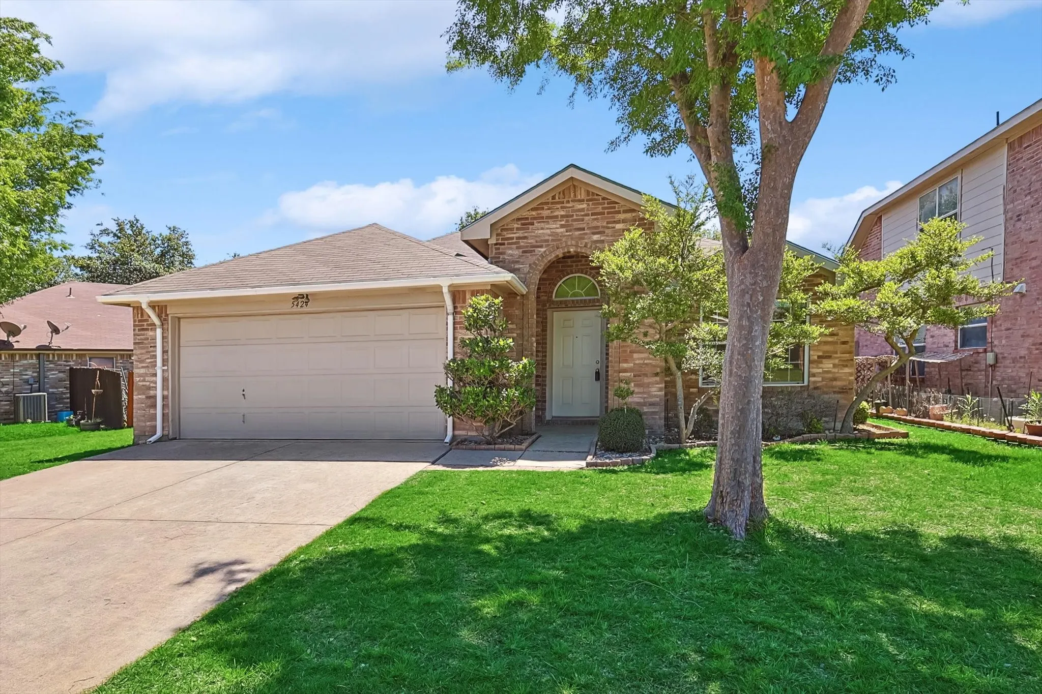 Single Family Residence For Sale in Tarrant County , 5424 Elk Ridge Drive, Watauga, Texas 76137, 3 Bedrooms, 2 Bathrooms, 2 Garage spaces, 1,660 Sqft, built in 2002, Preowned, Price $298,000, mls#21254427, Real Estate Agent in Watauga, Homes For Sale in Tarrant county, Homes For Sale in Watauga, Realtor in Watauga Texas, Real Estate Brokerage Independent Realty Texas, Luminita Cordes Realtor