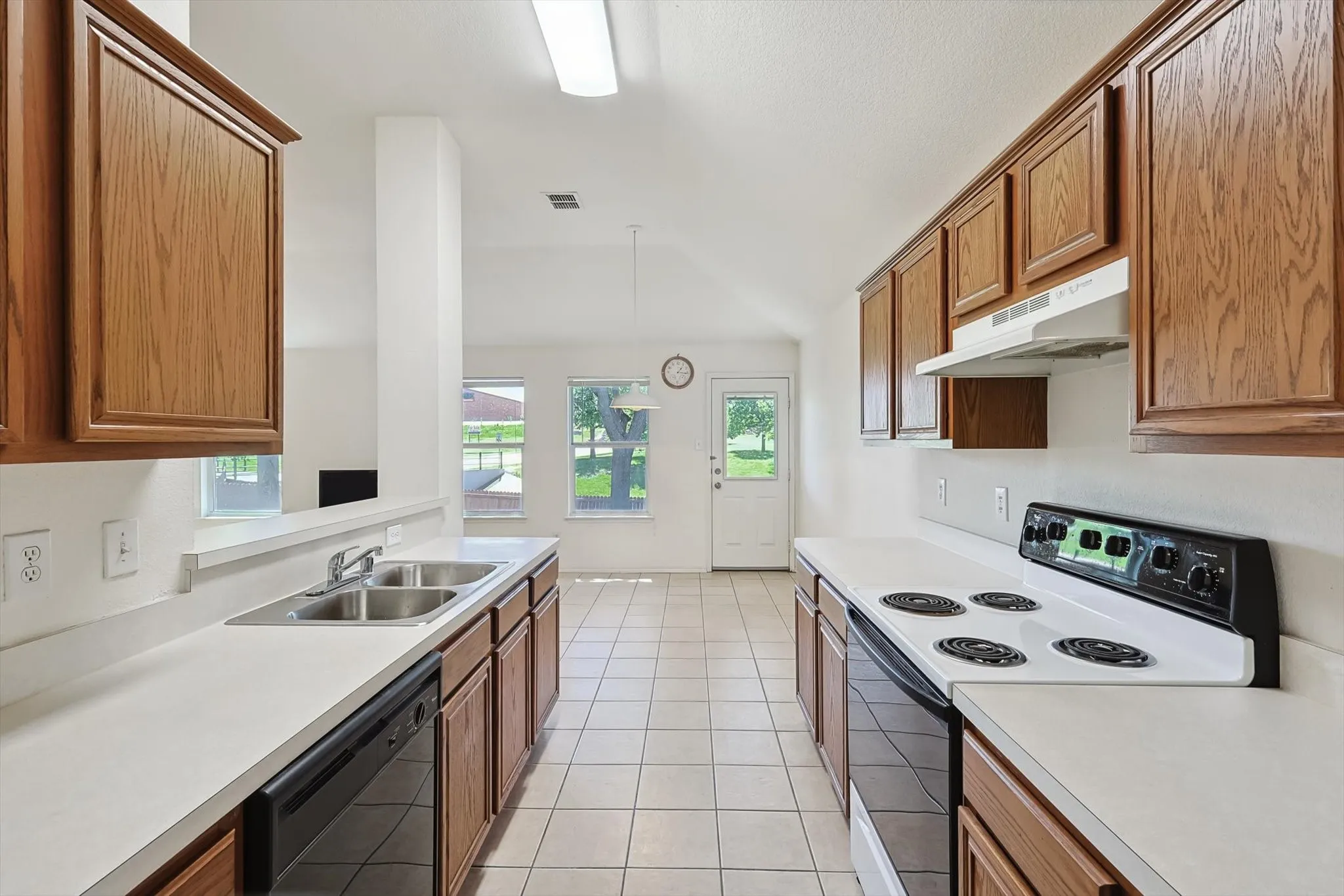 Single Family Residence For Sale in Tarrant County , 5424 Elk Ridge Drive, Watauga, Texas 76137, 3 Bedrooms, 2 Bathrooms, 2 Garage spaces, 1,660 Sqft, built in 2002, Preowned, Price $298,000, mls#21254427, Real Estate Agent in Watauga, Homes For Sale in Tarrant county, Homes For Sale in Watauga, Realtor in Watauga Texas, Real Estate Brokerage Independent Realty Texas, Luminita Cordes Realtor
