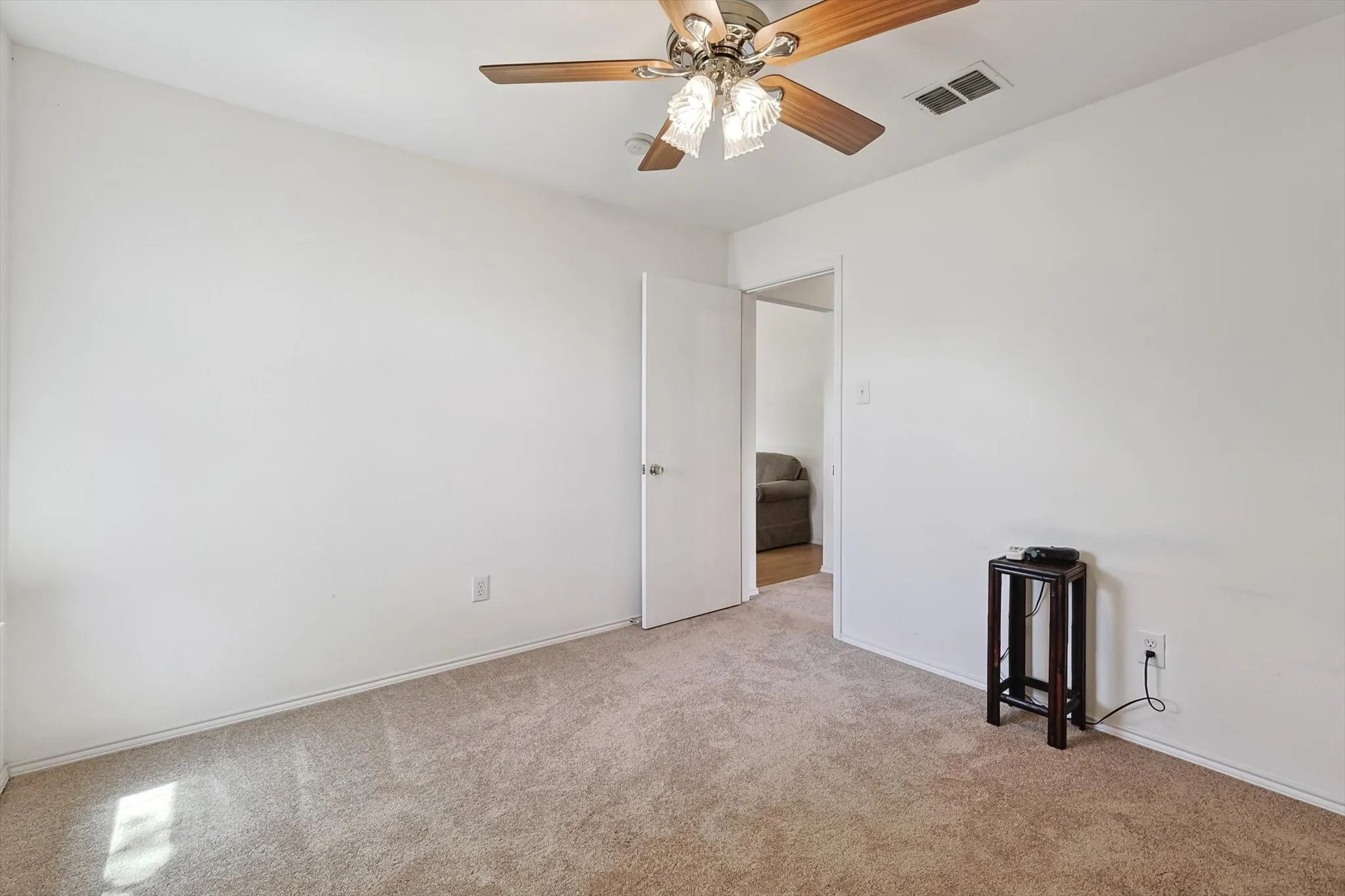 Single Family Residence For Sale in Tarrant County , 5424 Elk Ridge Drive, Watauga, Texas 76137, 3 Bedrooms, 2 Bathrooms, 2 Garage spaces, 1,660 Sqft, built in 2002, Preowned, Price $298,000, mls#21254427, Real Estate Agent in Watauga, Homes For Sale in Tarrant county, Homes For Sale in Watauga, Realtor in Watauga Texas, Real Estate Brokerage Independent Realty Texas, Luminita Cordes Realtor