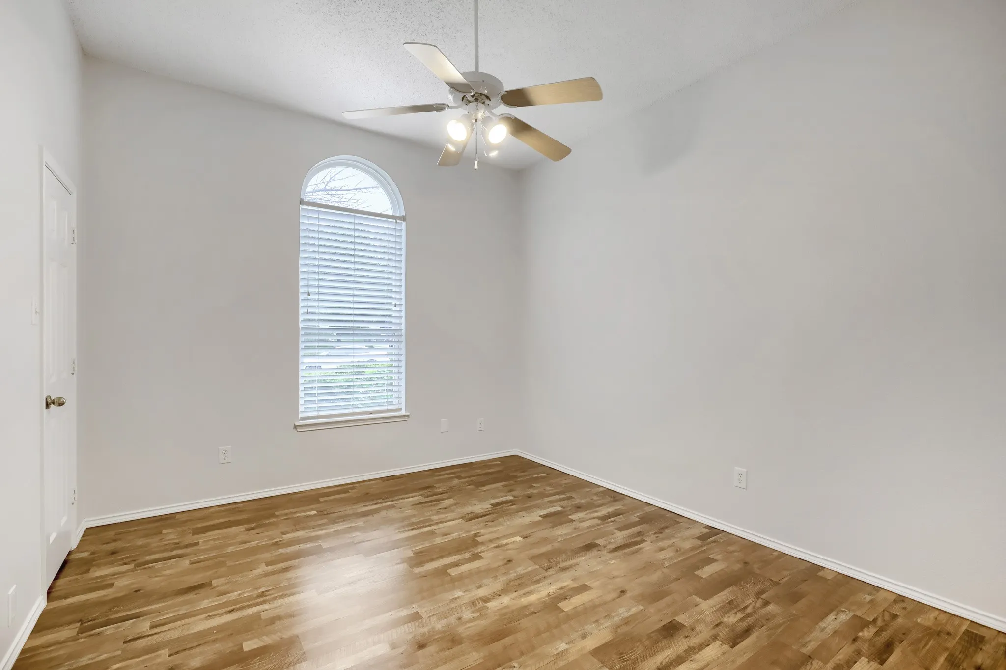Single Family Residence For Sale in Denton County , 4201 Standridge Drive, The Colony, Texas 75056, 4 Bedroom, 2 Bathroom, 2 Garage spaces, 2,472 Sqft, built in 1998, mls#21216459, Real Estate Agent in The Colony, Homes For Sale in Denton county, Homes For Sale in The Colony, Realtor in The Colony Texas, Real Estate Brokerage Independent Realty Texas, Luminita Cordes Realtor