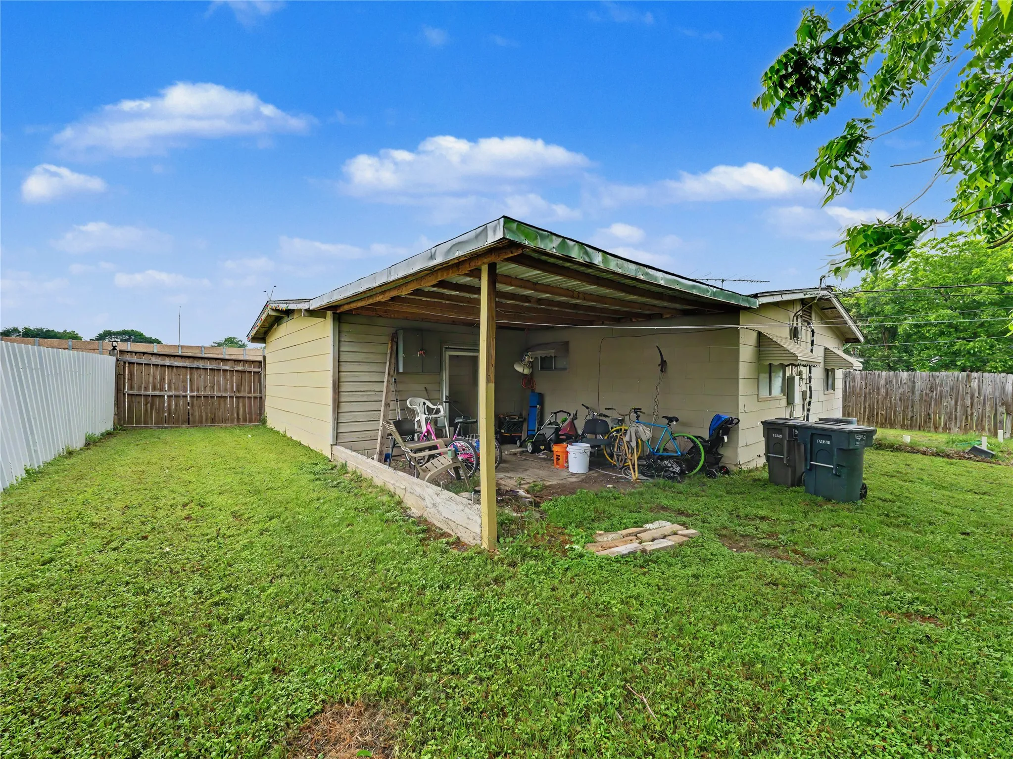 Single Family Residence For Sale in Tarrant County , 1217 California Parkway S, Fort Worth, Texas 76134, 3 Bedroom, 1 Bathroom, Garage spaces, 1,100 Sqft, built in 1957, mls#21256496, Real Estate Agent in Fort Worth, Homes For Sale in Tarrant county, Homes For Sale in Fort Worth, Realtor in Fort Worth Texas, Real Estate Brokerage Independent Realty Texas, Luminita Cordes Realtor
