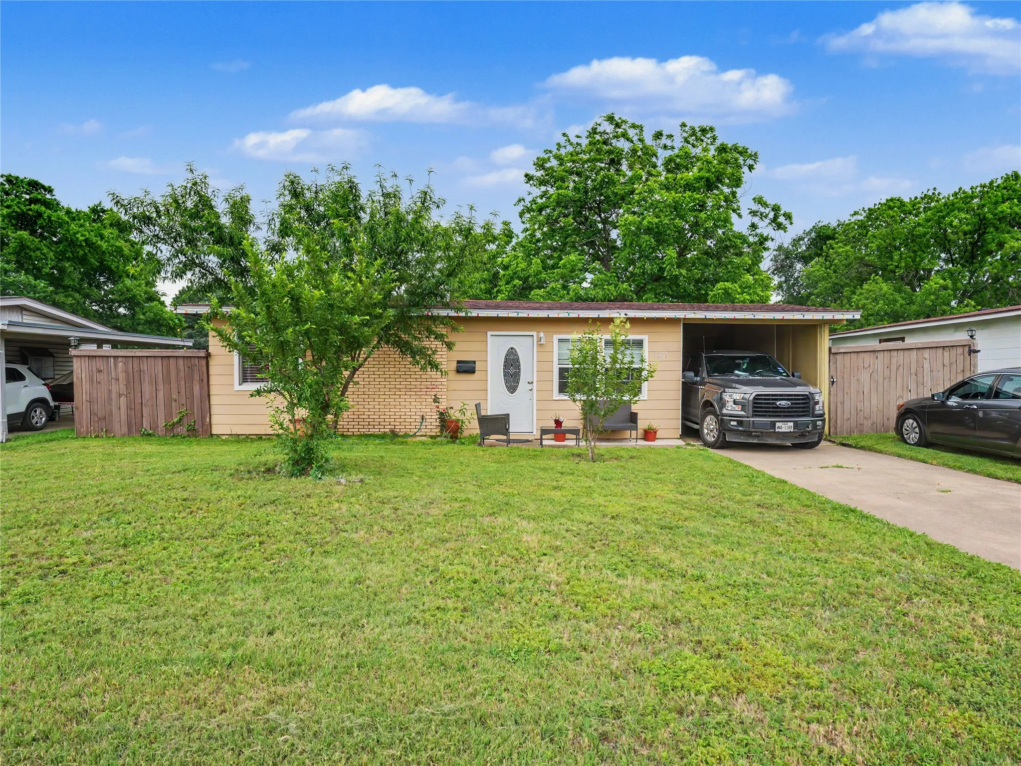 Single Family Residence For Sale in Tarrant County , 1217 California Parkway S, Fort Worth, Texas 76134, 3 Bedroom, 1 Bathroom, Garage spaces, 1,100 Sqft, built in 1957, mls#21256496, Real Estate Agent in Fort Worth, Homes For Sale in Tarrant county, Homes For Sale in Fort Worth, Realtor in Fort Worth Texas, Real Estate Brokerage Independent Realty Texas, Luminita Cordes Realtor