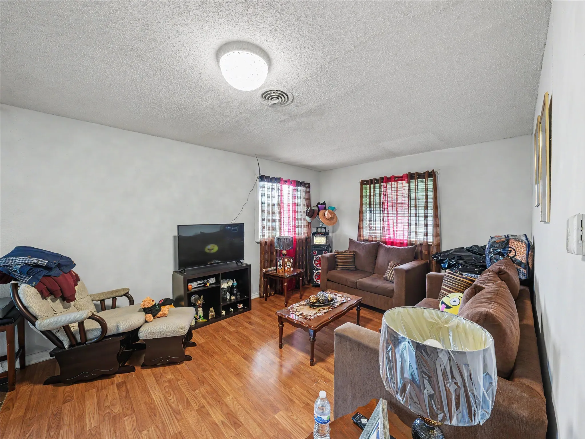 Single Family Residence For Sale in Tarrant County , 1217 California Parkway S, Fort Worth, Texas 76134, 3 Bedroom, 1 Bathroom, Garage spaces, 1,100 Sqft, built in 1957, mls#21256496, Real Estate Agent in Fort Worth, Homes For Sale in Tarrant county, Homes For Sale in Fort Worth, Realtor in Fort Worth Texas, Real Estate Brokerage Independent Realty Texas, Luminita Cordes Realtor
