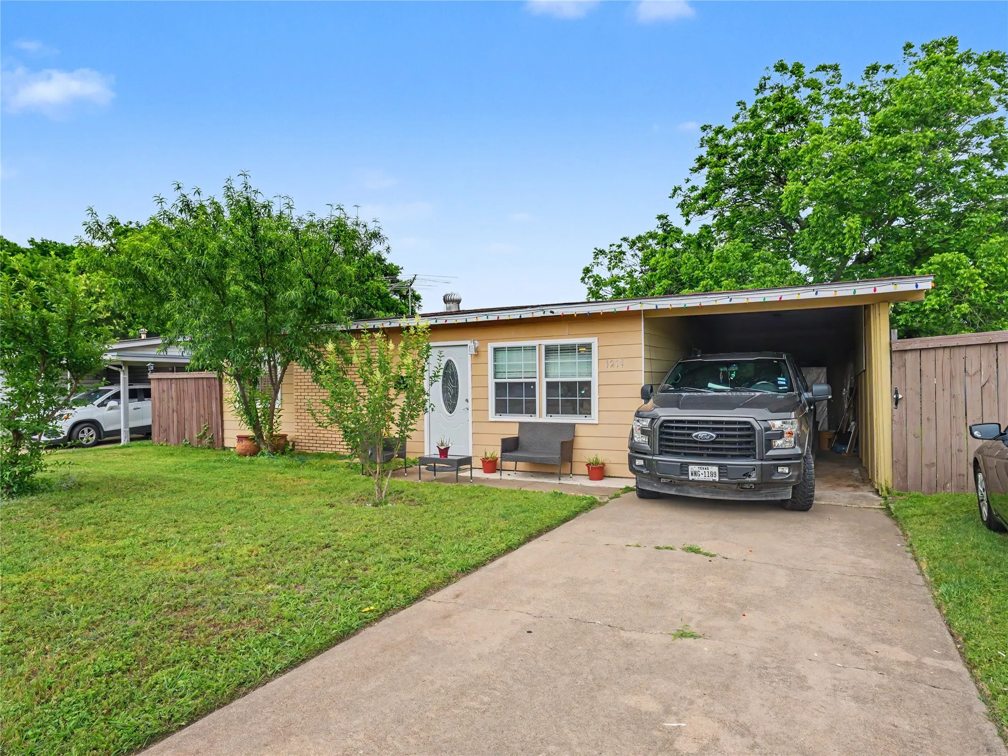 Single Family Residence For Sale in Tarrant County , 1217 California Parkway S, Fort Worth, Texas 76134, 3 Bedroom, 1 Bathroom, Garage spaces, 1,100 Sqft, built in 1957, mls#21256496, Real Estate Agent in Fort Worth, Homes For Sale in Tarrant county, Homes For Sale in Fort Worth, Realtor in Fort Worth Texas, Real Estate Brokerage Independent Realty Texas, Luminita Cordes Realtor