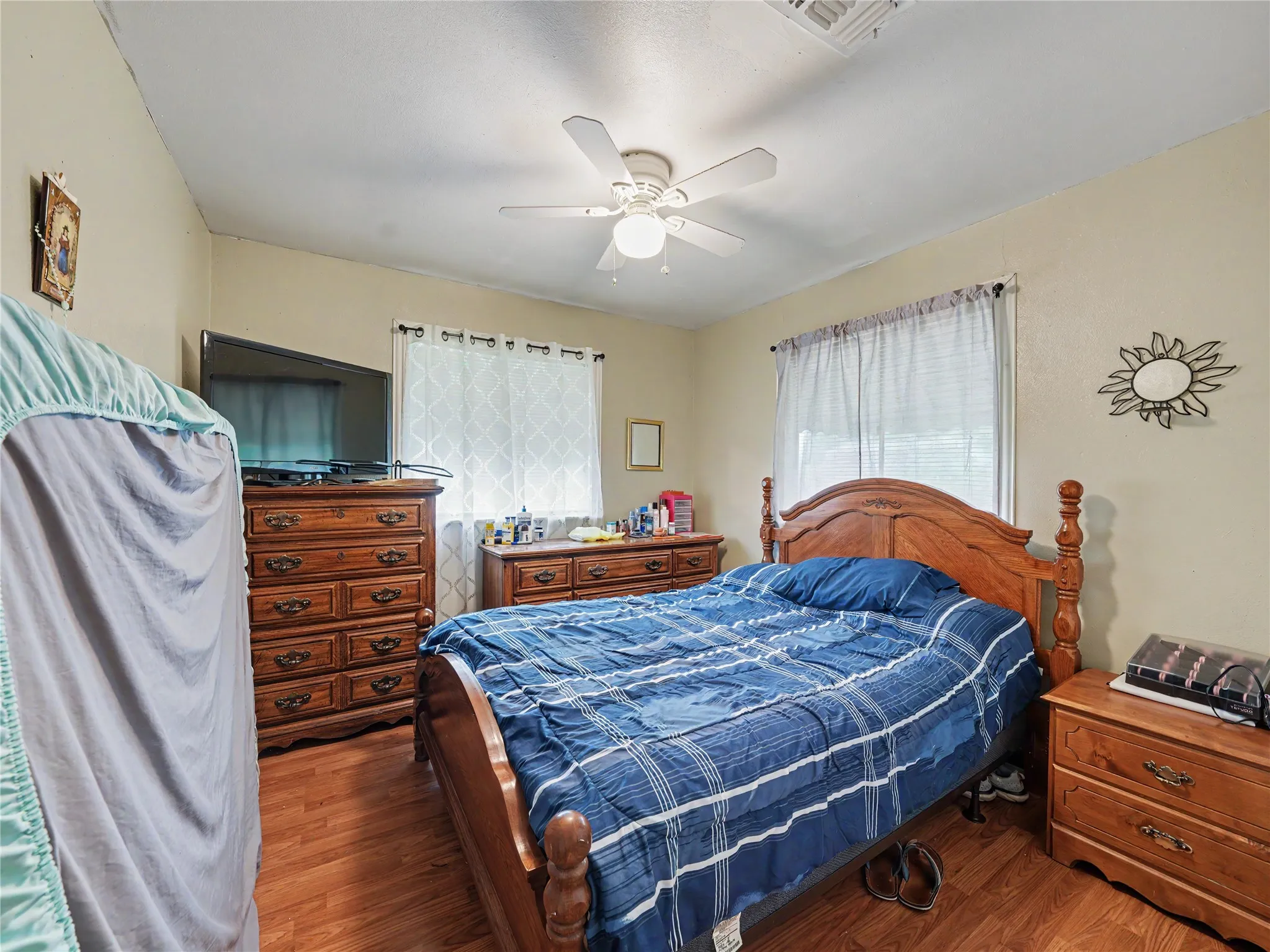 Single Family Residence For Sale in Tarrant County , 1217 California Parkway S, Fort Worth, Texas 76134, 3 Bedroom, 1 Bathroom, Garage spaces, 1,100 Sqft, built in 1957, mls#21256496, Real Estate Agent in Fort Worth, Homes For Sale in Tarrant county, Homes For Sale in Fort Worth, Realtor in Fort Worth Texas, Real Estate Brokerage Independent Realty Texas, Luminita Cordes Realtor