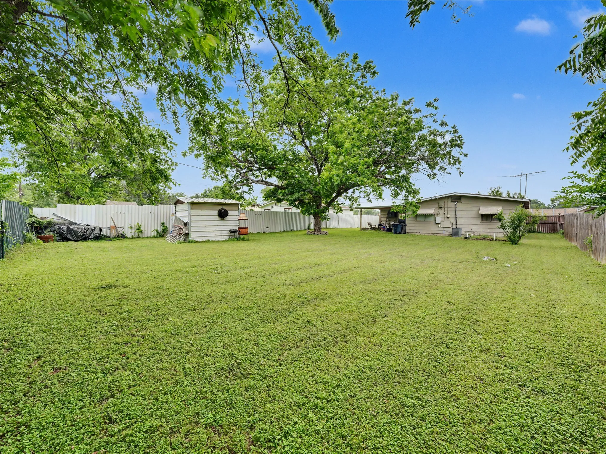 Single Family Residence For Sale in Tarrant County , 1217 California Parkway S, Fort Worth, Texas 76134, 3 Bedroom, 1 Bathroom, Garage spaces, 1,100 Sqft, built in 1957, mls#21256496, Real Estate Agent in Fort Worth, Homes For Sale in Tarrant county, Homes For Sale in Fort Worth, Realtor in Fort Worth Texas, Real Estate Brokerage Independent Realty Texas, Luminita Cordes Realtor