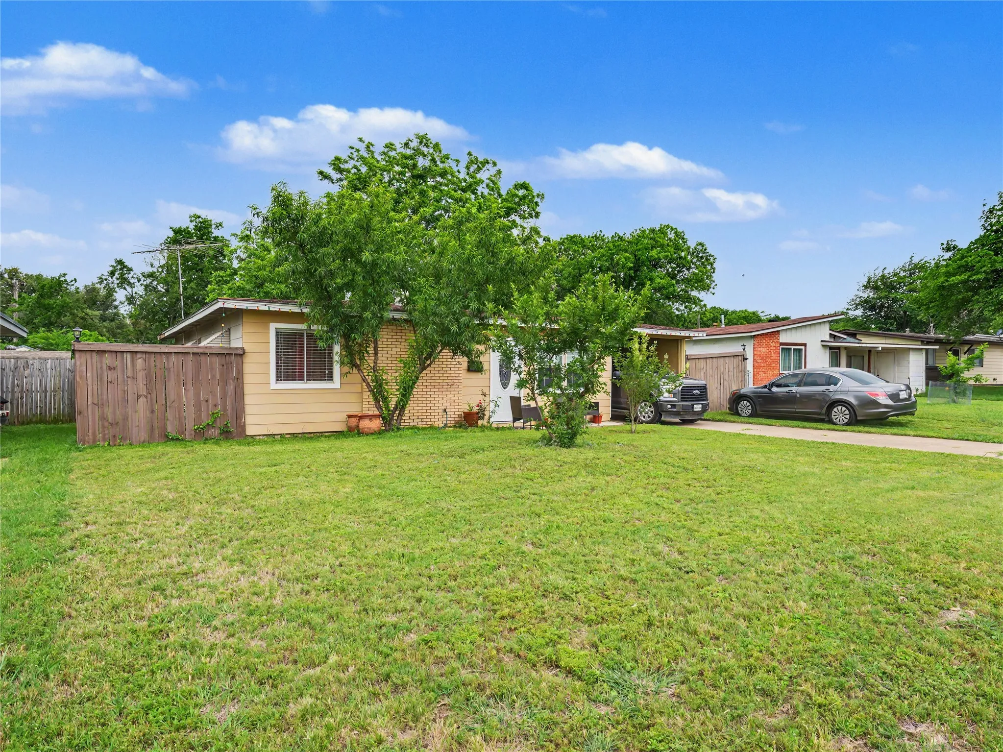 Single Family Residence For Sale in Tarrant County , 1217 California Parkway S, Fort Worth, Texas 76134, 3 Bedroom, 1 Bathroom, Garage spaces, 1,100 Sqft, built in 1957, mls#21256496, Real Estate Agent in Fort Worth, Homes For Sale in Tarrant county, Homes For Sale in Fort Worth, Realtor in Fort Worth Texas, Real Estate Brokerage Independent Realty Texas, Luminita Cordes Realtor