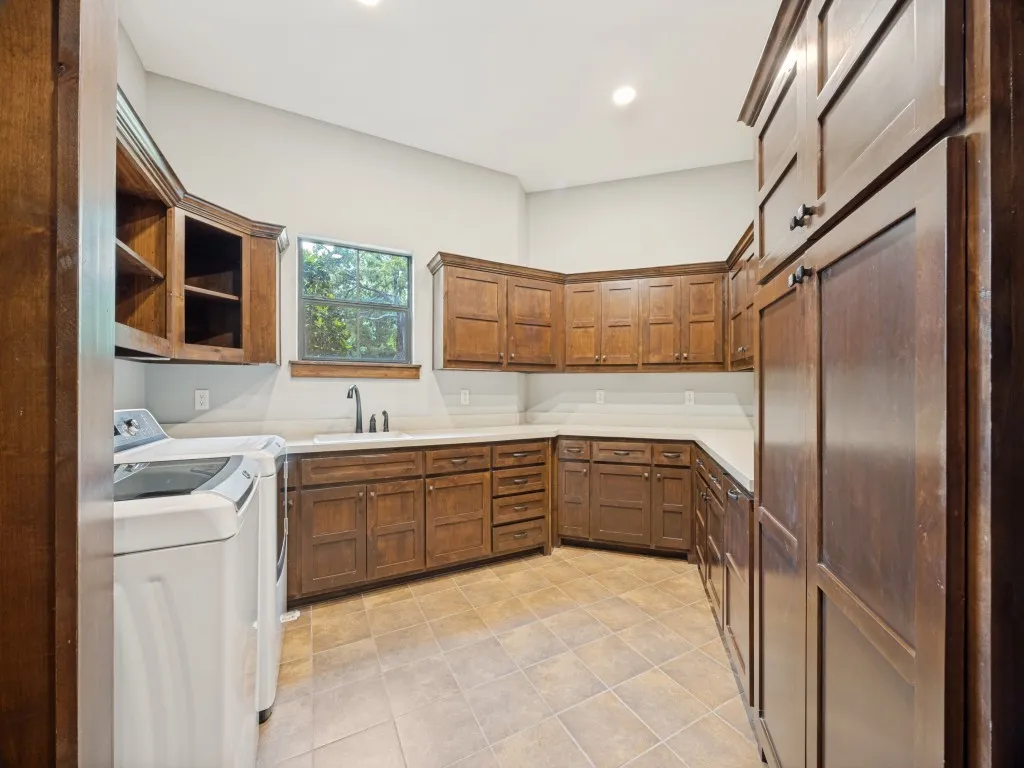 Single Family Residence For Sale in Grayson County , 111 Dove Canyon Drive, Gordonville, Texas 76245, 4 Bedroom, 5 Bathroom, 3 Garage spaces, 3,972 Sqft, built in 2013, Preowned, mls#21251120, Real Estate Agent in Gordonville, Homes For Sale in Grayson county, Homes For Sale in Gordonville, Realtor in Gordonville Texas, Real Estate Brokerage Independent Realty Texas, Luminita Cordes Realtor