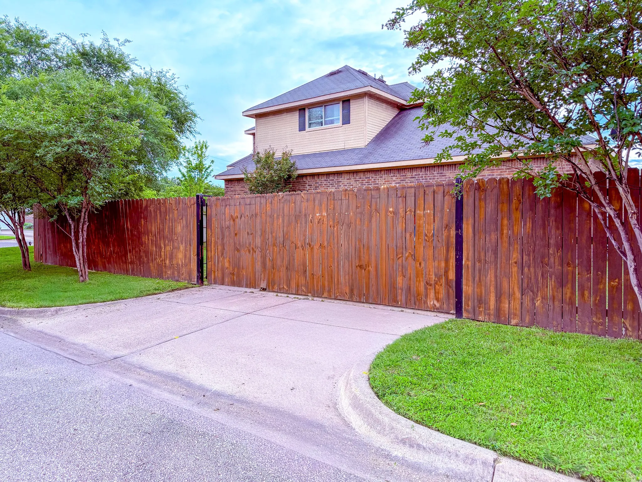 Single Family Residence For Sale in Navarro County , 1504 Wade Street, Corsicana, Texas 75110, 3 Bedroom, 2 Bathroom, 2 Garage spaces, 1,996 Sqft, built in 2006, Preowned, mls#21256238, Real Estate Agent in Corsicana, Homes For Sale in Navarro county, Homes For Sale in Corsicana, Realtor in Corsicana Texas, Real Estate Brokerage Independent Realty Texas, Luminita Cordes Realtor