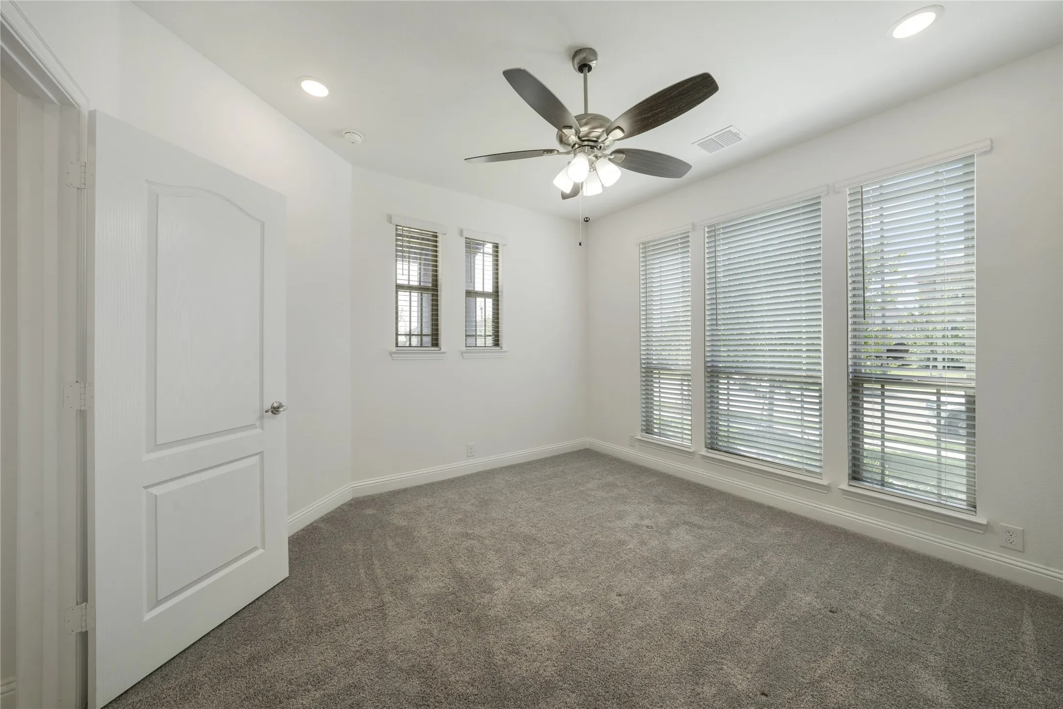 Single Family Residence For Sale in Denton County , 2804 Creekhollow Court, Denton, Texas 76226, 5 Bedroom, 3 Bathroom, 2 Garage spaces, 3,430 Sqft, built in 2022, Preowned, mls#21256750, Real Estate Agent in Denton, Homes For Sale in Denton county, Homes For Sale in Denton, Realtor in Denton Texas, Real Estate Brokerage Independent Realty Texas, Luminita Cordes Realtor