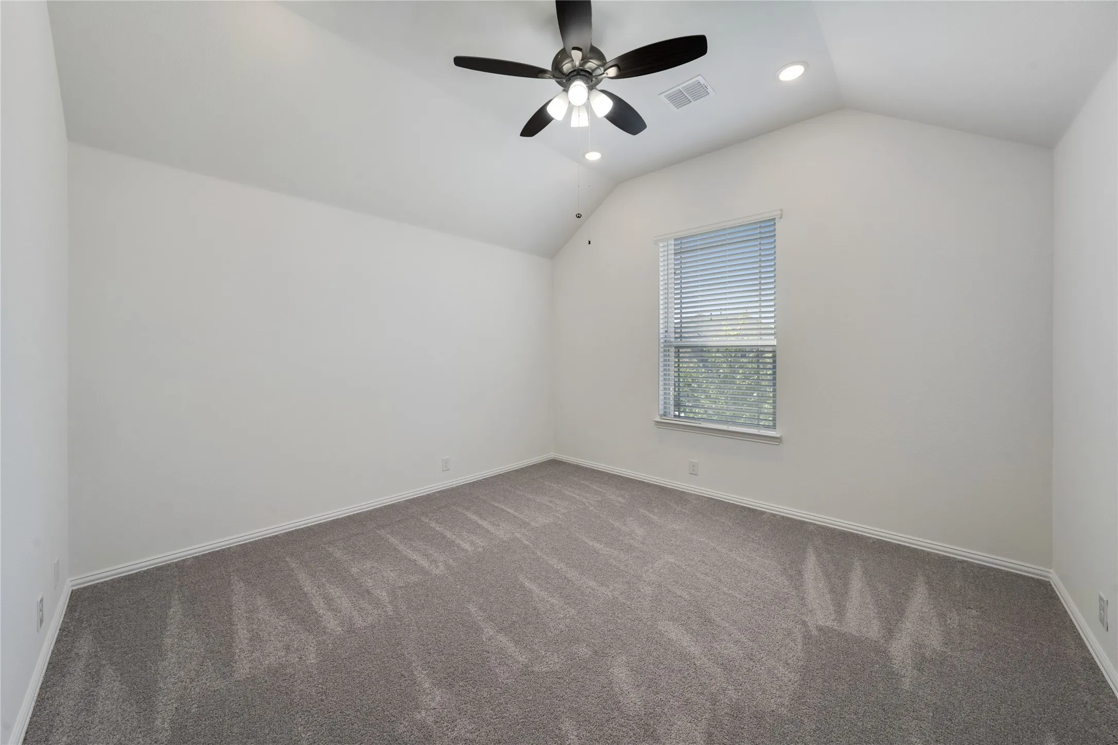 Single Family Residence For Sale in Denton County , 2804 Creekhollow Court, Denton, Texas 76226, 5 Bedroom, 3 Bathroom, 2 Garage spaces, 3,430 Sqft, built in 2022, Preowned, mls#21256750, Real Estate Agent in Denton, Homes For Sale in Denton county, Homes For Sale in Denton, Realtor in Denton Texas, Real Estate Brokerage Independent Realty Texas, Luminita Cordes Realtor