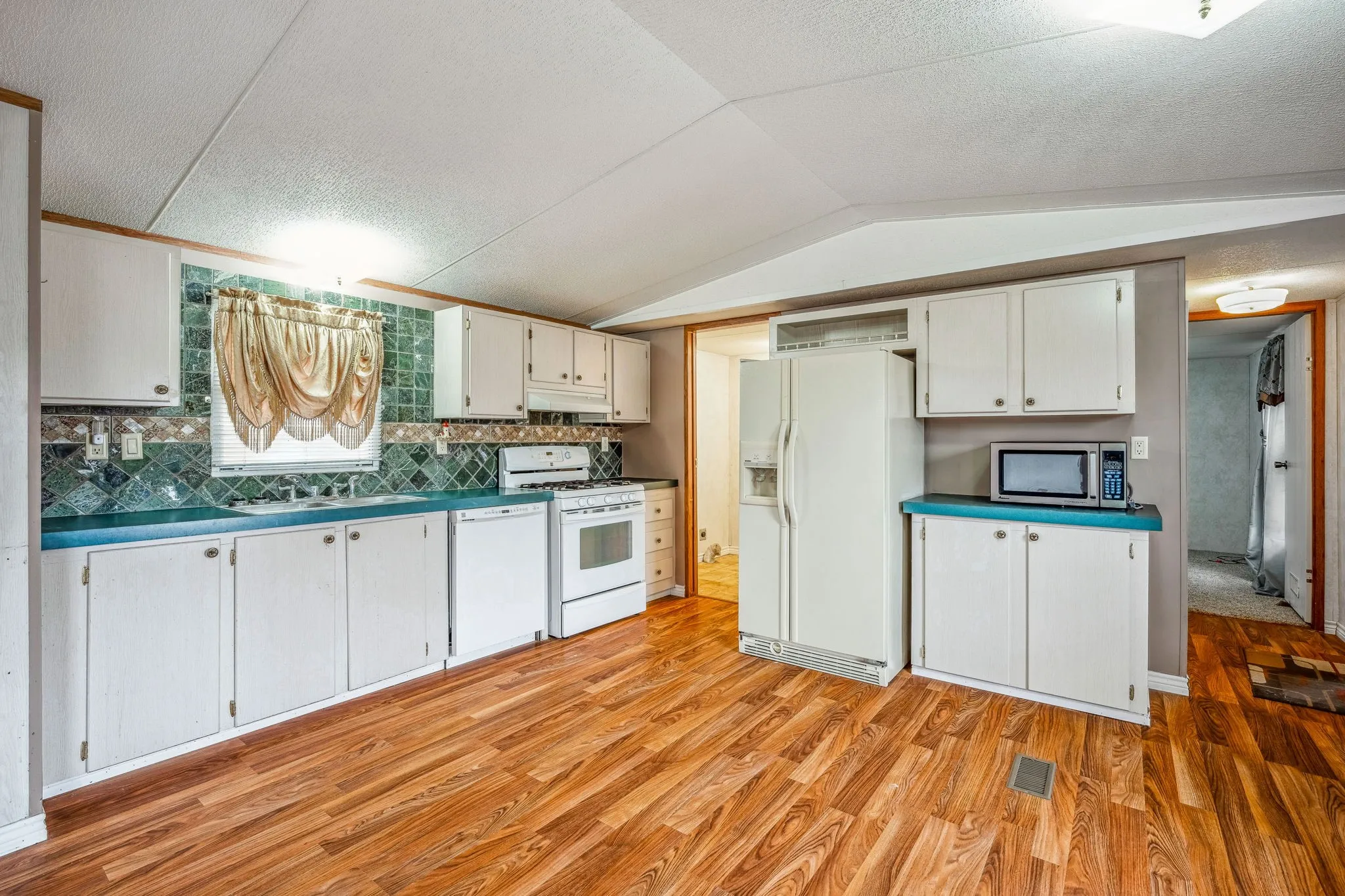 Single Family Residence For Sale in Erath County , 7517 US Highway 67, Stephenville, Texas 76401, 3 Bedrooms, 2 Bathrooms, 2 Garage spaces, 2,126 Sqft, built in 1985, Price $950,000, mls#21255982, Real Estate Agent in Stephenville, Homes For Sale in Erath county, Homes For Sale in Stephenville, Realtor in Stephenville Texas, Real Estate Brokerage Independent Realty Texas, Luminita Cordes Realtor