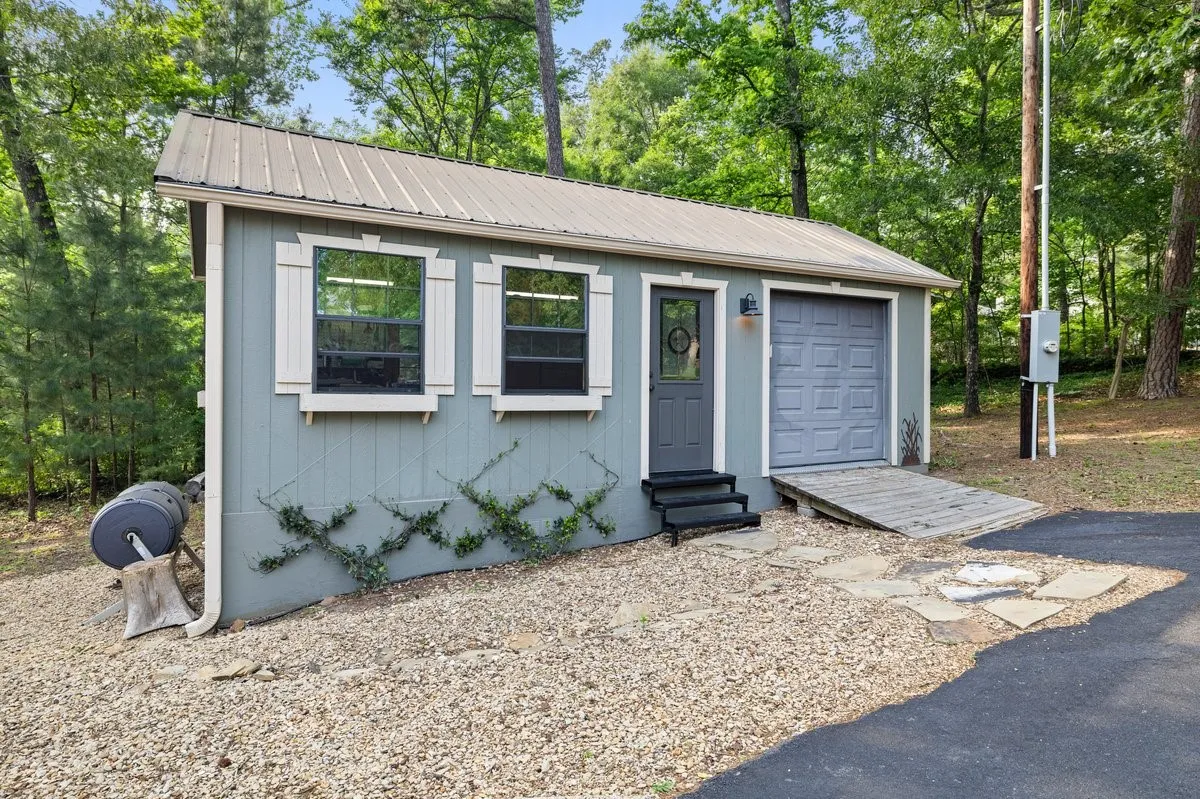Single Family Residence For Sale in Wood County , 581 Private Road 6665, Mineola, Texas 75773, 5 Bedroom, 4 Bathroom, 2 Garage spaces, 3,289 Sqft, built in 2017, Preowned, mls#21256017, Real Estate Agent in Mineola, Homes For Sale in Wood county, Homes For Sale in Mineola, Realtor in Mineola Texas, Real Estate Brokerage Independent Realty Texas, Luminita Cordes Realtor