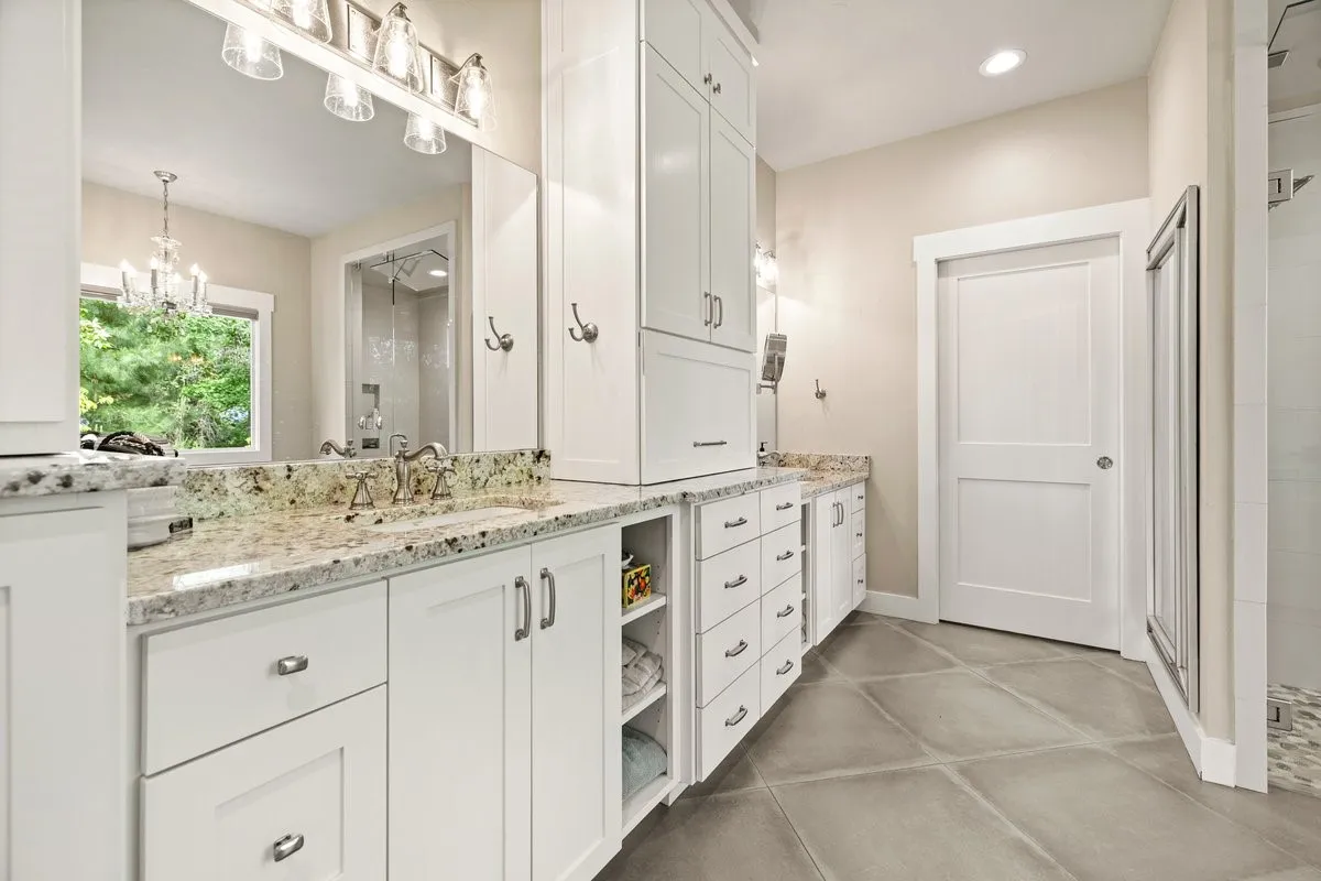 Single Family Residence For Sale in Wood County , 581 Private Road 6665, Mineola, Texas 75773, 5 Bedroom, 4 Bathroom, 2 Garage spaces, 3,289 Sqft, built in 2017, Preowned, mls#21256017, Real Estate Agent in Mineola, Homes For Sale in Wood county, Homes For Sale in Mineola, Realtor in Mineola Texas, Real Estate Brokerage Independent Realty Texas, Luminita Cordes Realtor