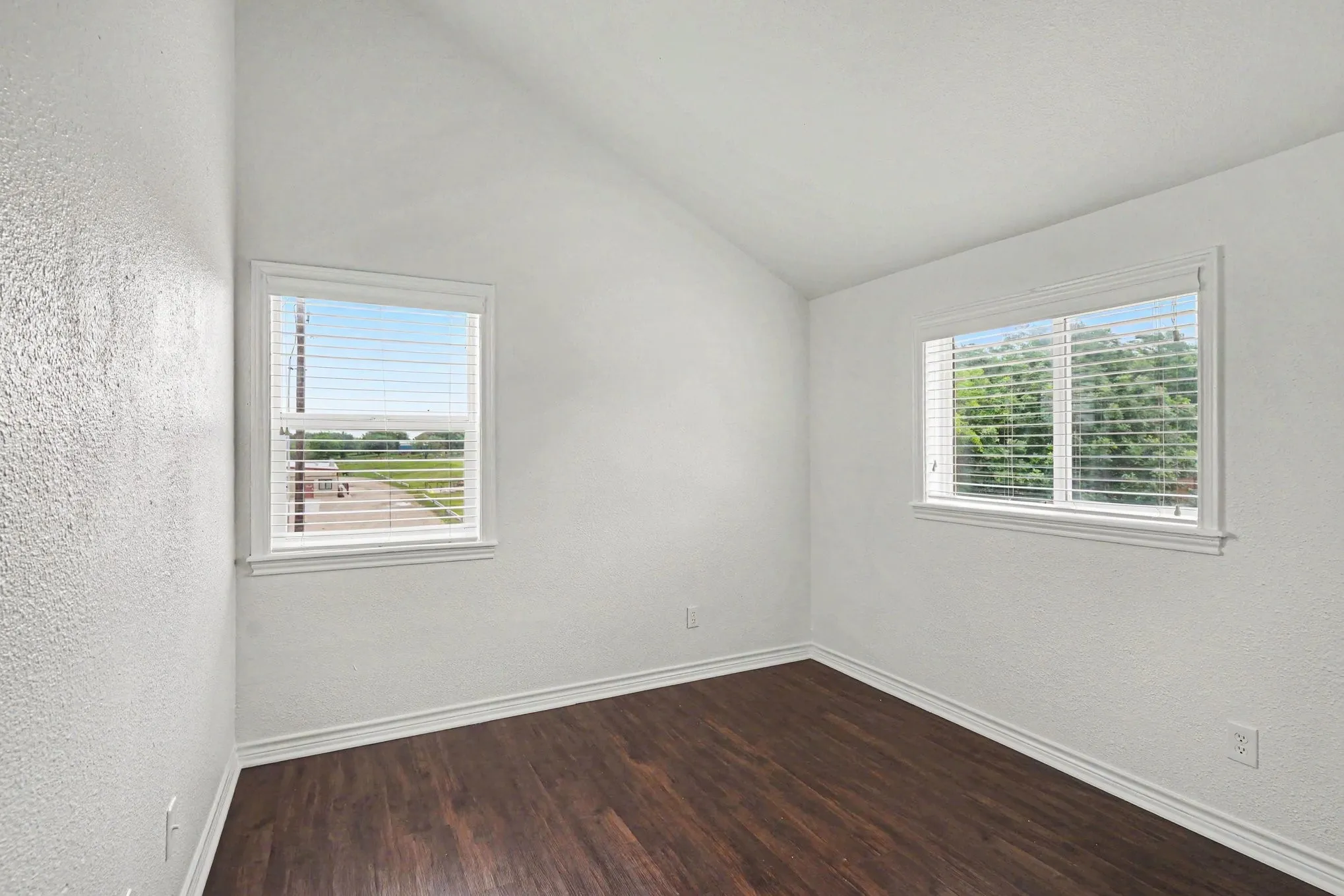 Single Family Residence For Sale in Denton County , 416 S Madison Place, Ponder, Texas 76259, 3 Bedroom, 3 Bathroom, 2 Garage spaces, 1,378 Sqft, built in 2000, mls#21256595, Real Estate Agent in Ponder, Homes For Sale in Denton county, Homes For Sale in Ponder, Realtor in Ponder Texas, Real Estate Brokerage Independent Realty Texas, Luminita Cordes Realtor