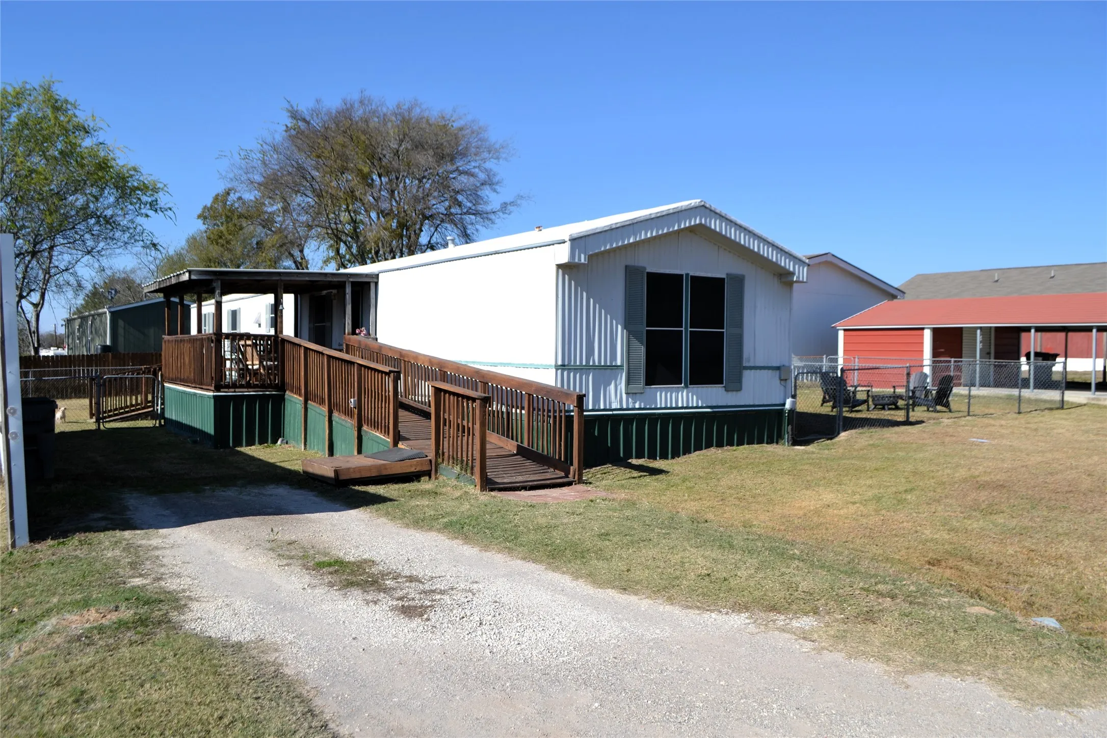 Mobile Home For Sale in Wood County , 174 Kickapoo, Quitman, Texas 75783, 3 Bedroom, 2 Bathroom, Garage spaces, 1,216 Sqft, built in 2003, Price $67,500, mls#21256963, Real Estate Agent in Quitman, Homes For Sale in Wood county, Homes For Sale in Quitman, Realtor in Quitman Texas, Real Estate Brokerage Independent Realty Texas, Luminita Cordes Realtor