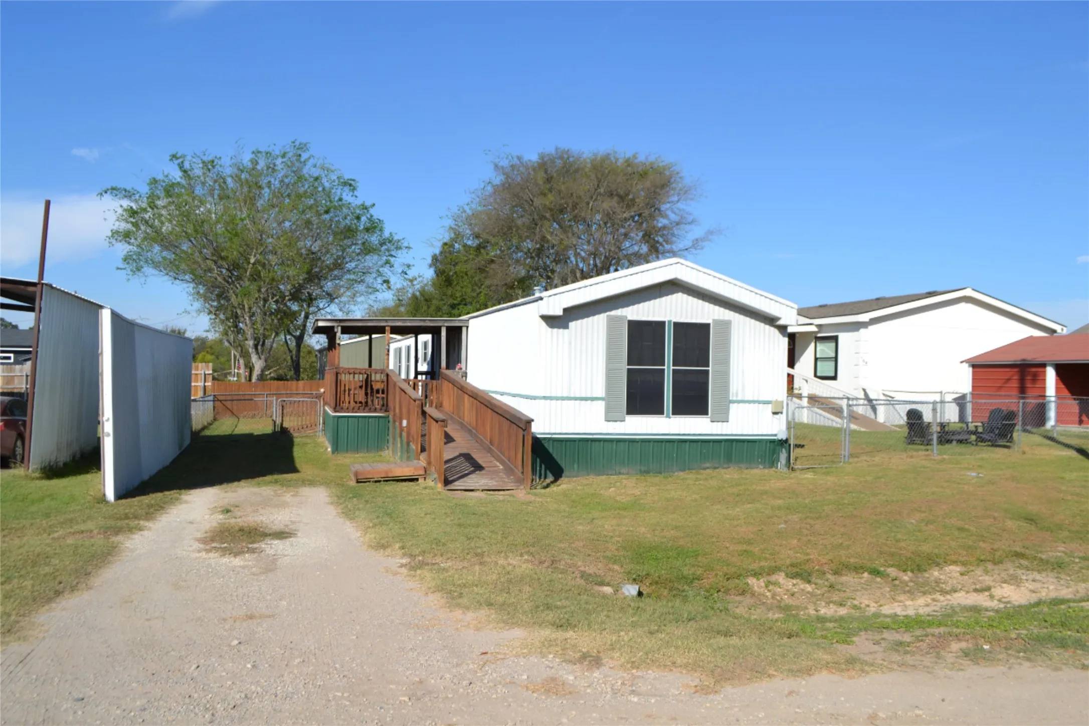 Mobile Home For Sale in Wood County , 174 Kickapoo, Quitman, Texas 75783, 3 Bedroom, 2 Bathroom, Garage spaces, 1,216 Sqft, built in 2003, Price $67,500, mls#21256963, Real Estate Agent in Quitman, Homes For Sale in Wood county, Homes For Sale in Quitman, Realtor in Quitman Texas, Real Estate Brokerage Independent Realty Texas, Luminita Cordes Realtor