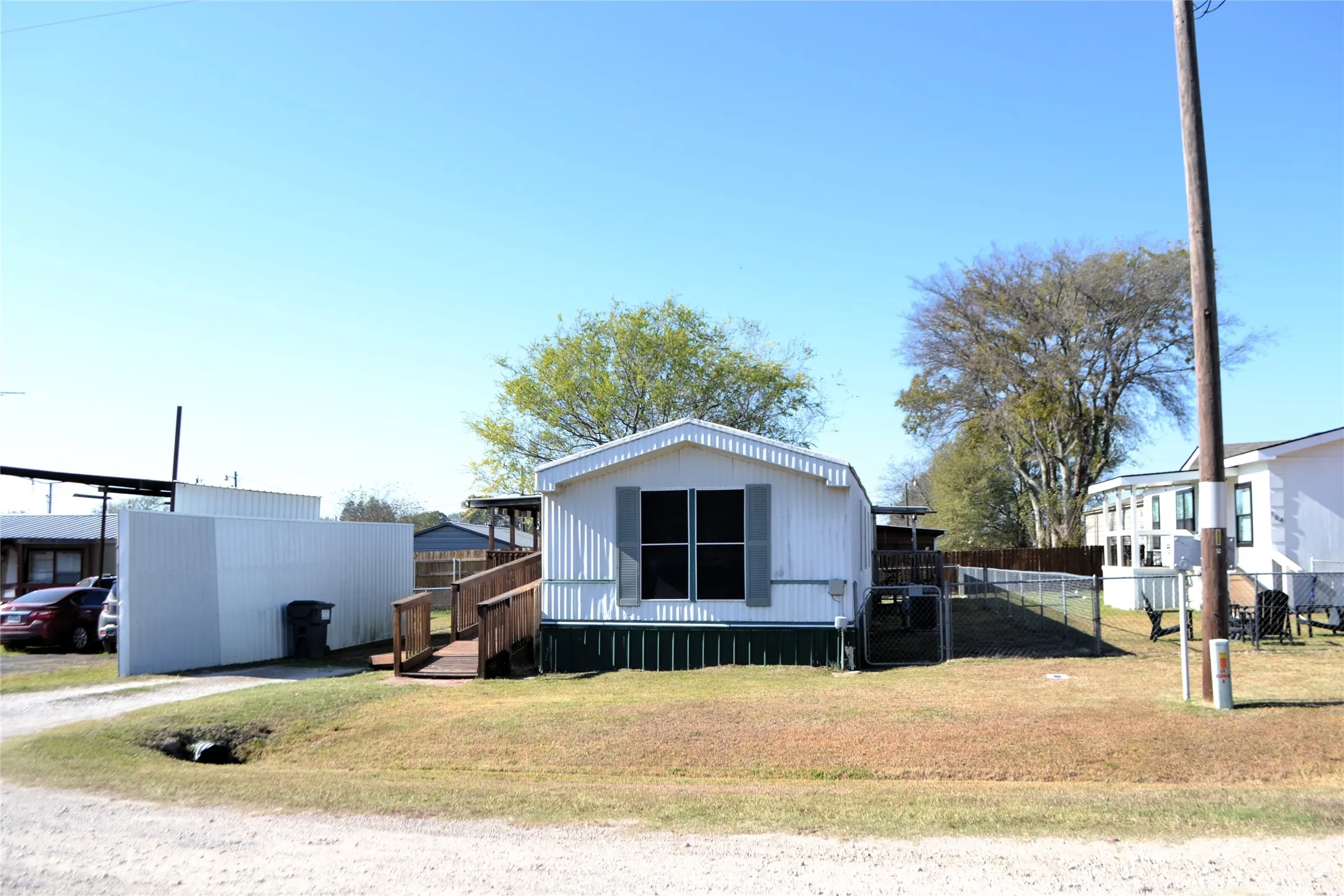 Mobile Home For Sale in Wood County , 174 Kickapoo, Quitman, Texas 75783, 3 Bedroom, 2 Bathroom, Garage spaces, 1,216 Sqft, built in 2003, Price $67,500, mls#21256963, Real Estate Agent in Quitman, Homes For Sale in Wood county, Homes For Sale in Quitman, Realtor in Quitman Texas, Real Estate Brokerage Independent Realty Texas, Luminita Cordes Realtor