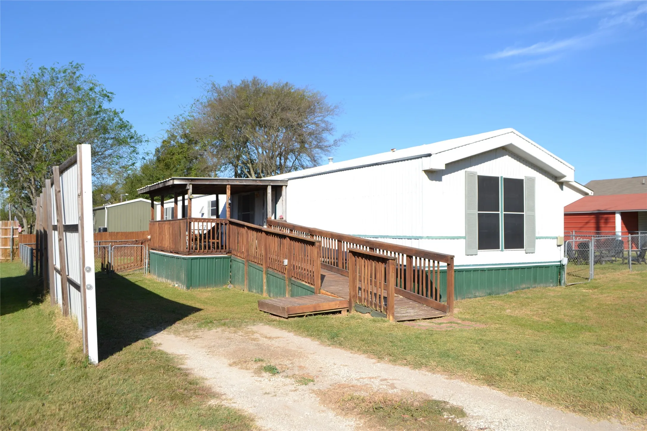 Mobile Home For Sale in Wood County , 174 Kickapoo, Quitman, Texas 75783, 3 Bedroom, 2 Bathroom, Garage spaces, 1,216 Sqft, built in 2003, Price $67,500, mls#21256963, Real Estate Agent in Quitman, Homes For Sale in Wood county, Homes For Sale in Quitman, Realtor in Quitman Texas, Real Estate Brokerage Independent Realty Texas, Luminita Cordes Realtor