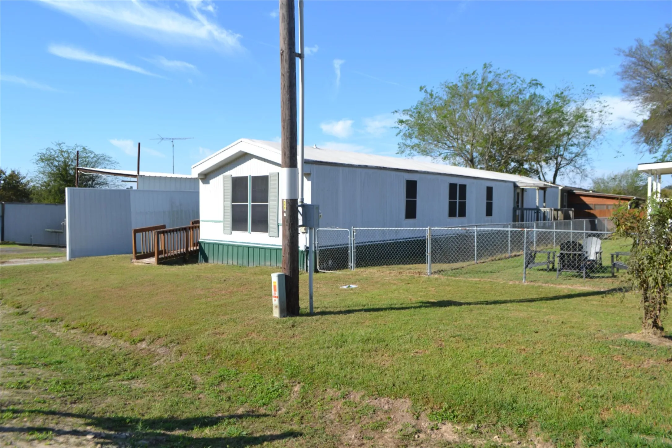 Mobile Home For Sale in Wood County , 174 Kickapoo, Quitman, Texas 75783, 3 Bedroom, 2 Bathroom, Garage spaces, 1,216 Sqft, built in 2003, Price $67,500, mls#21256963, Real Estate Agent in Quitman, Homes For Sale in Wood county, Homes For Sale in Quitman, Realtor in Quitman Texas, Real Estate Brokerage Independent Realty Texas, Luminita Cordes Realtor