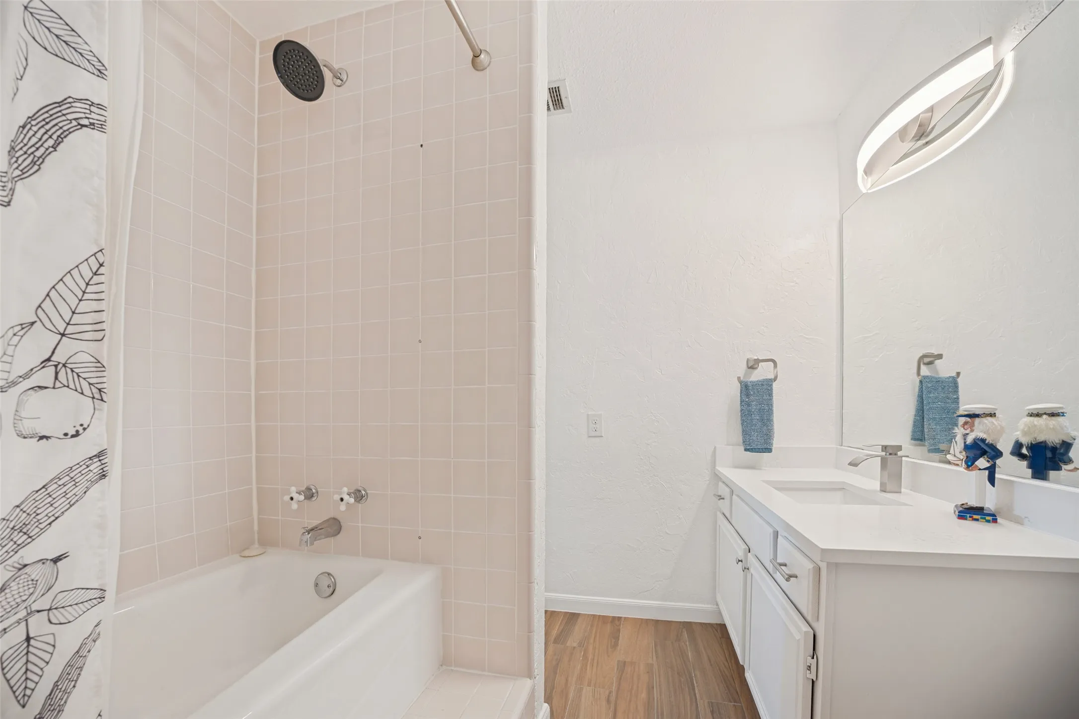 Single Family Residence For Sale in Henderson County , 101 Veterans Lane, Gun Barrel City, Texas 75156, 3 Bedroom, 2 Bathroom, Garage spaces, 1,760 Sqft, built in 1995, Preowned, mls#21242499, Real Estate Agent in Gun Barrel City, Homes For Sale in Henderson county, Homes For Sale in Gun Barrel City, Realtor in Gun Barrel City Texas, Real Estate Brokerage Independent Realty Texas, Luminita Cordes Realtor