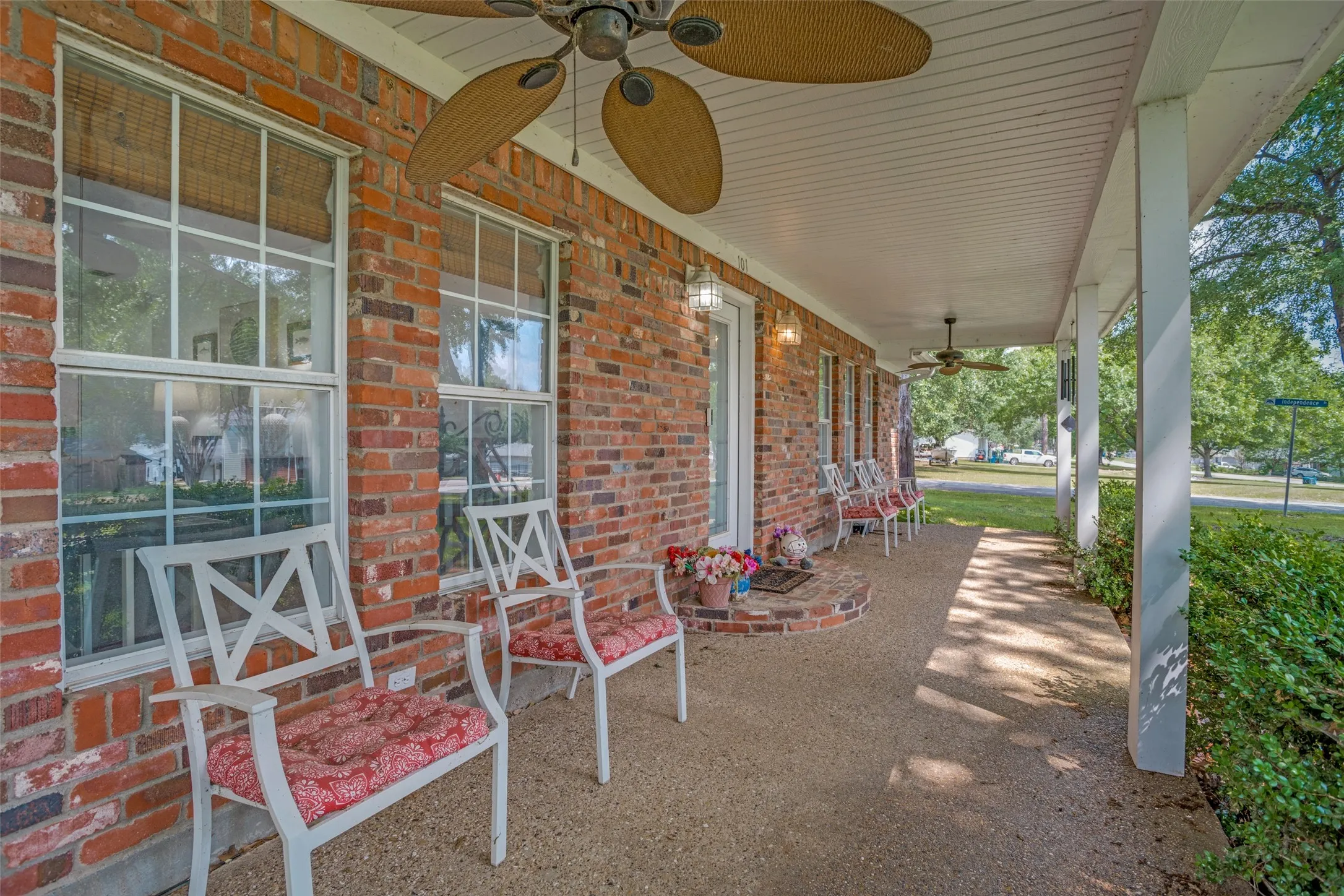 Single Family Residence For Sale in Henderson County , 101 Veterans Lane, Gun Barrel City, Texas 75156, 3 Bedroom, 2 Bathroom, Garage spaces, 1,760 Sqft, built in 1995, Preowned, mls#21242499, Real Estate Agent in Gun Barrel City, Homes For Sale in Henderson county, Homes For Sale in Gun Barrel City, Realtor in Gun Barrel City Texas, Real Estate Brokerage Independent Realty Texas, Luminita Cordes Realtor