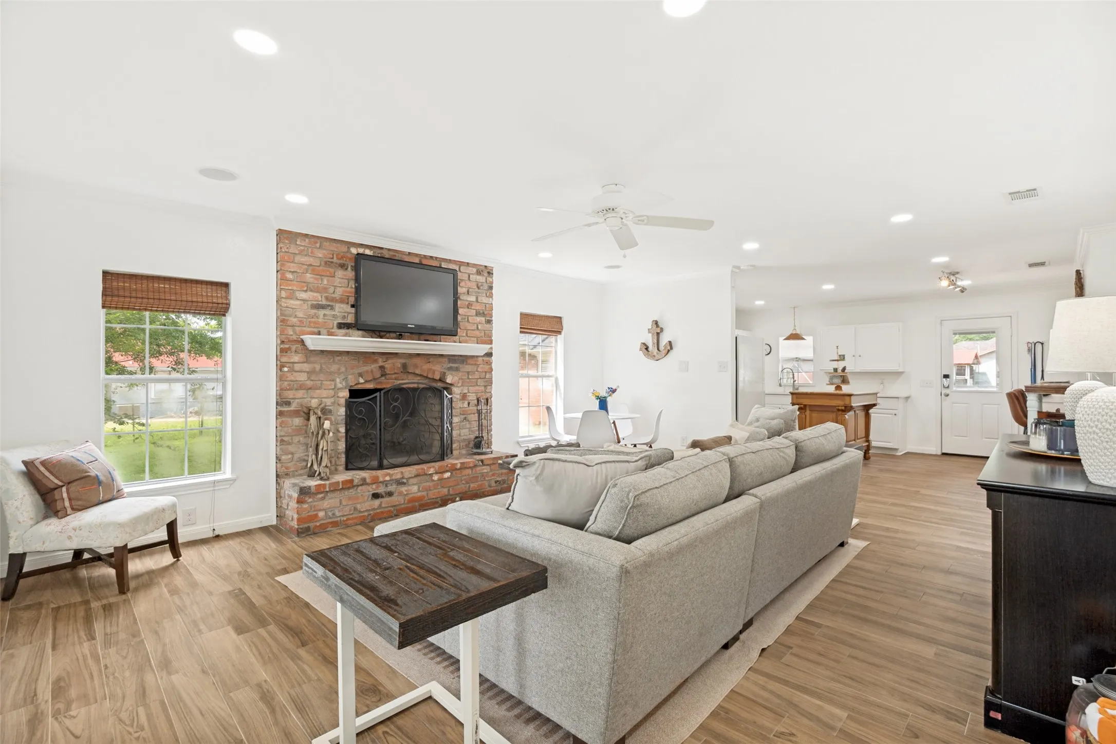 Single Family Residence For Sale in Henderson County , 101 Veterans Lane, Gun Barrel City, Texas 75156, 3 Bedroom, 2 Bathroom, Garage spaces, 1,760 Sqft, built in 1995, Preowned, mls#21242499, Real Estate Agent in Gun Barrel City, Homes For Sale in Henderson county, Homes For Sale in Gun Barrel City, Realtor in Gun Barrel City Texas, Real Estate Brokerage Independent Realty Texas, Luminita Cordes Realtor