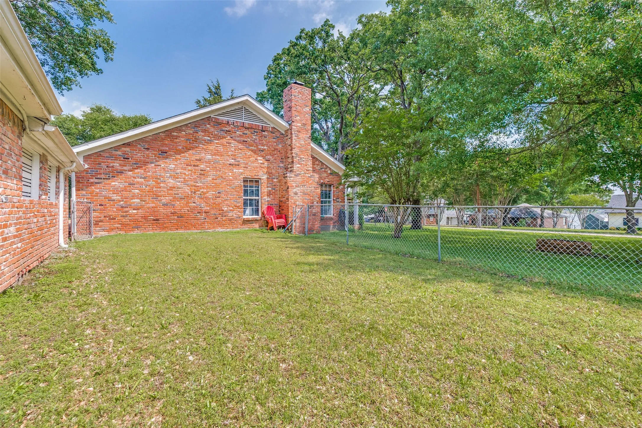 Single Family Residence For Sale in Henderson County , 101 Veterans Lane, Gun Barrel City, Texas 75156, 3 Bedroom, 2 Bathroom, Garage spaces, 1,760 Sqft, built in 1995, Preowned, mls#21242499, Real Estate Agent in Gun Barrel City, Homes For Sale in Henderson county, Homes For Sale in Gun Barrel City, Realtor in Gun Barrel City Texas, Real Estate Brokerage Independent Realty Texas, Luminita Cordes Realtor