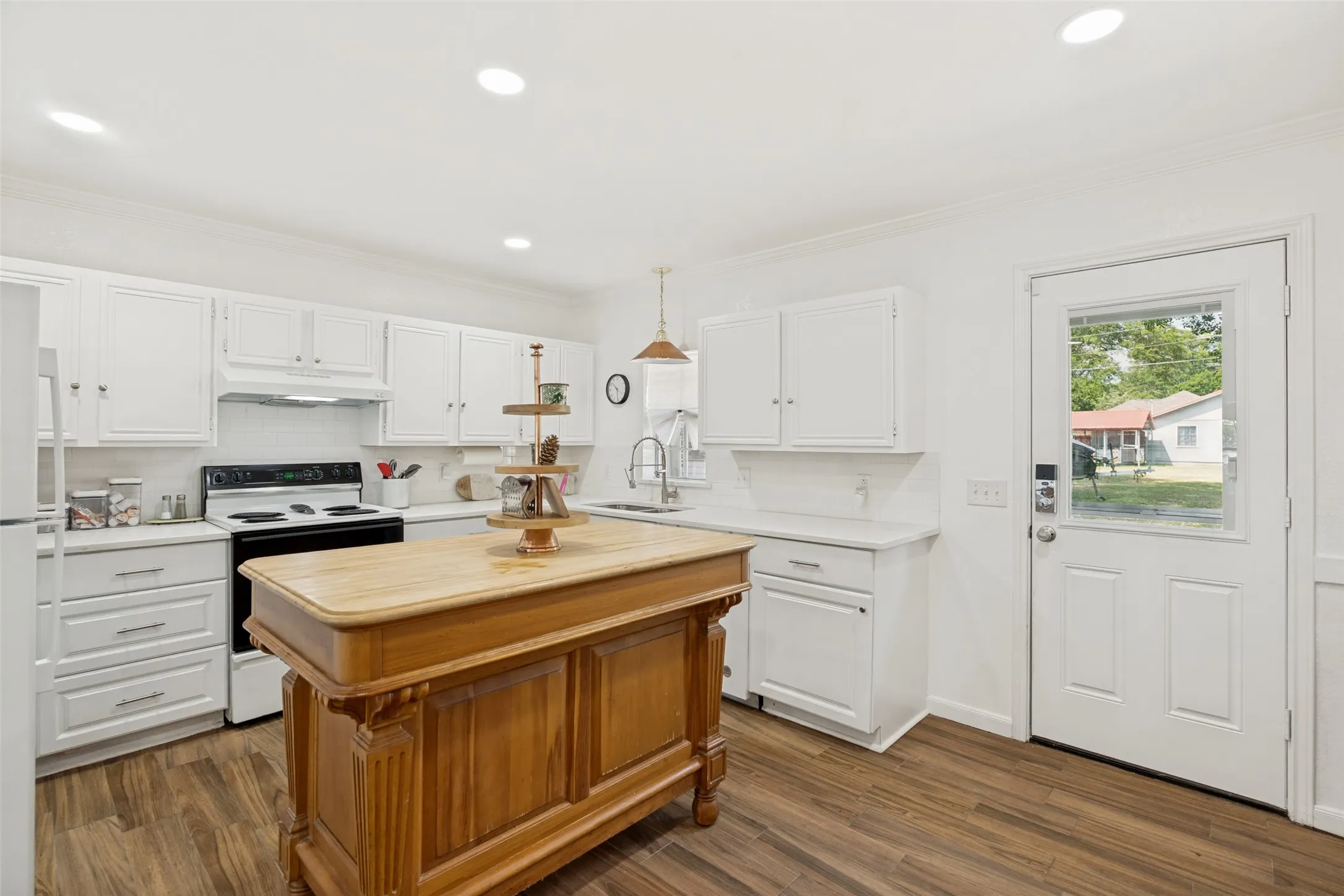 Single Family Residence For Sale in Henderson County , 101 Veterans Lane, Gun Barrel City, Texas 75156, 3 Bedroom, 2 Bathroom, Garage spaces, 1,760 Sqft, built in 1995, Preowned, mls#21242499, Real Estate Agent in Gun Barrel City, Homes For Sale in Henderson county, Homes For Sale in Gun Barrel City, Realtor in Gun Barrel City Texas, Real Estate Brokerage Independent Realty Texas, Luminita Cordes Realtor
