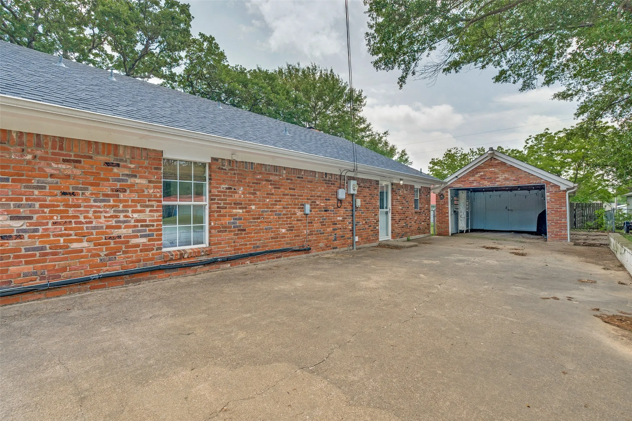 Single Family Residence For Sale in Henderson County , 101 Veterans Lane, Gun Barrel City, Texas 75156, 3 Bedroom, 2 Bathroom, Garage spaces, 1,760 Sqft, built in 1995, Preowned, mls#21242499, Real Estate Agent in Gun Barrel City, Homes For Sale in Henderson county, Homes For Sale in Gun Barrel City, Realtor in Gun Barrel City Texas, Real Estate Brokerage Independent Realty Texas, Luminita Cordes Realtor
