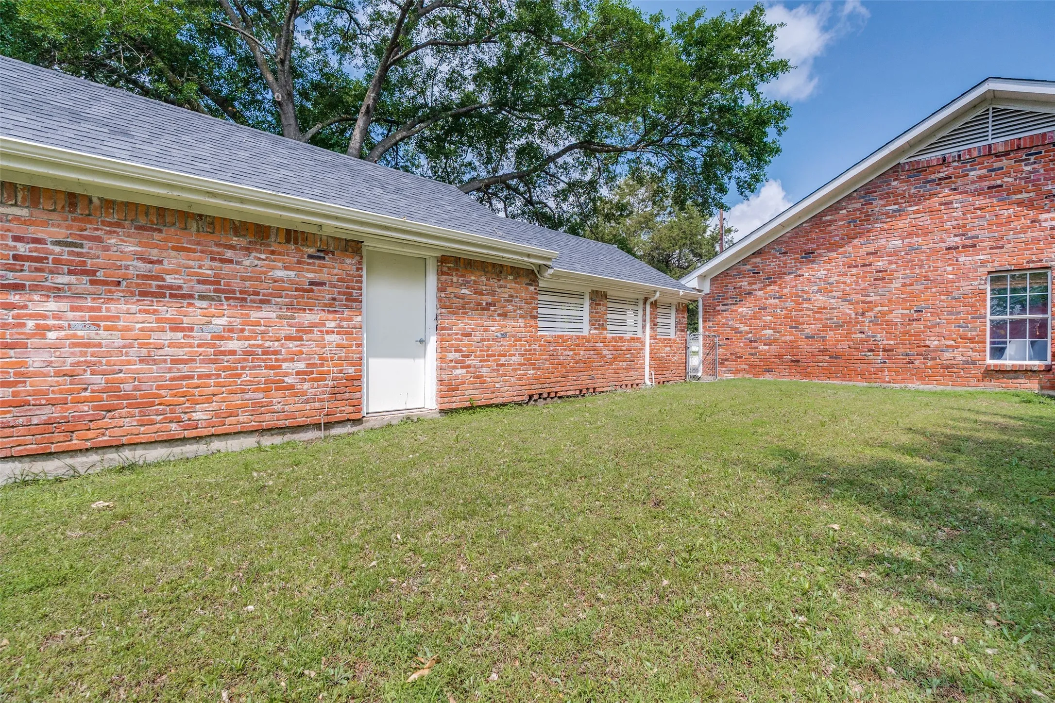 Single Family Residence For Sale in Henderson County , 101 Veterans Lane, Gun Barrel City, Texas 75156, 3 Bedroom, 2 Bathroom, Garage spaces, 1,760 Sqft, built in 1995, Preowned, mls#21242499, Real Estate Agent in Gun Barrel City, Homes For Sale in Henderson county, Homes For Sale in Gun Barrel City, Realtor in Gun Barrel City Texas, Real Estate Brokerage Independent Realty Texas, Luminita Cordes Realtor