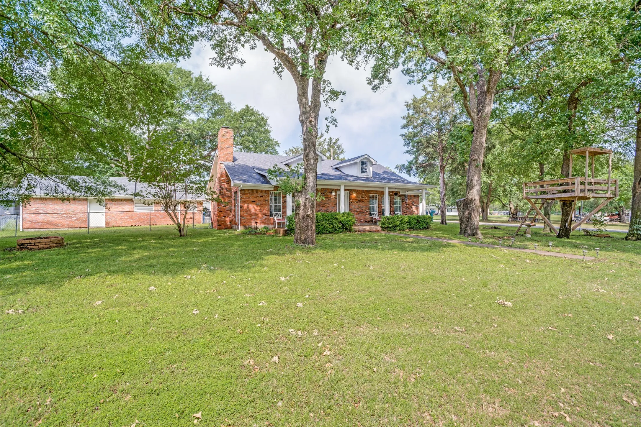 Single Family Residence For Sale in Henderson County , 101 Veterans Lane, Gun Barrel City, Texas 75156, 3 Bedroom, 2 Bathroom, Garage spaces, 1,760 Sqft, built in 1995, Preowned, mls#21242499, Real Estate Agent in Gun Barrel City, Homes For Sale in Henderson county, Homes For Sale in Gun Barrel City, Realtor in Gun Barrel City Texas, Real Estate Brokerage Independent Realty Texas, Luminita Cordes Realtor