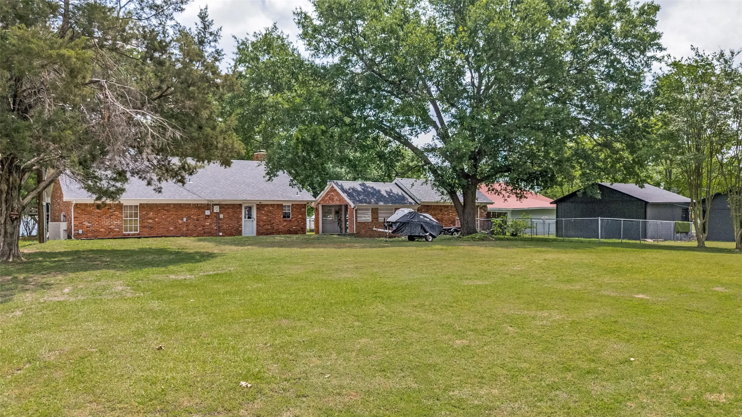 Single Family Residence For Sale in Henderson County , 101 Veterans Lane, Gun Barrel City, Texas 75156, 3 Bedroom, 2 Bathroom, Garage spaces, 1,760 Sqft, built in 1995, Preowned, mls#21242499, Real Estate Agent in Gun Barrel City, Homes For Sale in Henderson county, Homes For Sale in Gun Barrel City, Realtor in Gun Barrel City Texas, Real Estate Brokerage Independent Realty Texas, Luminita Cordes Realtor