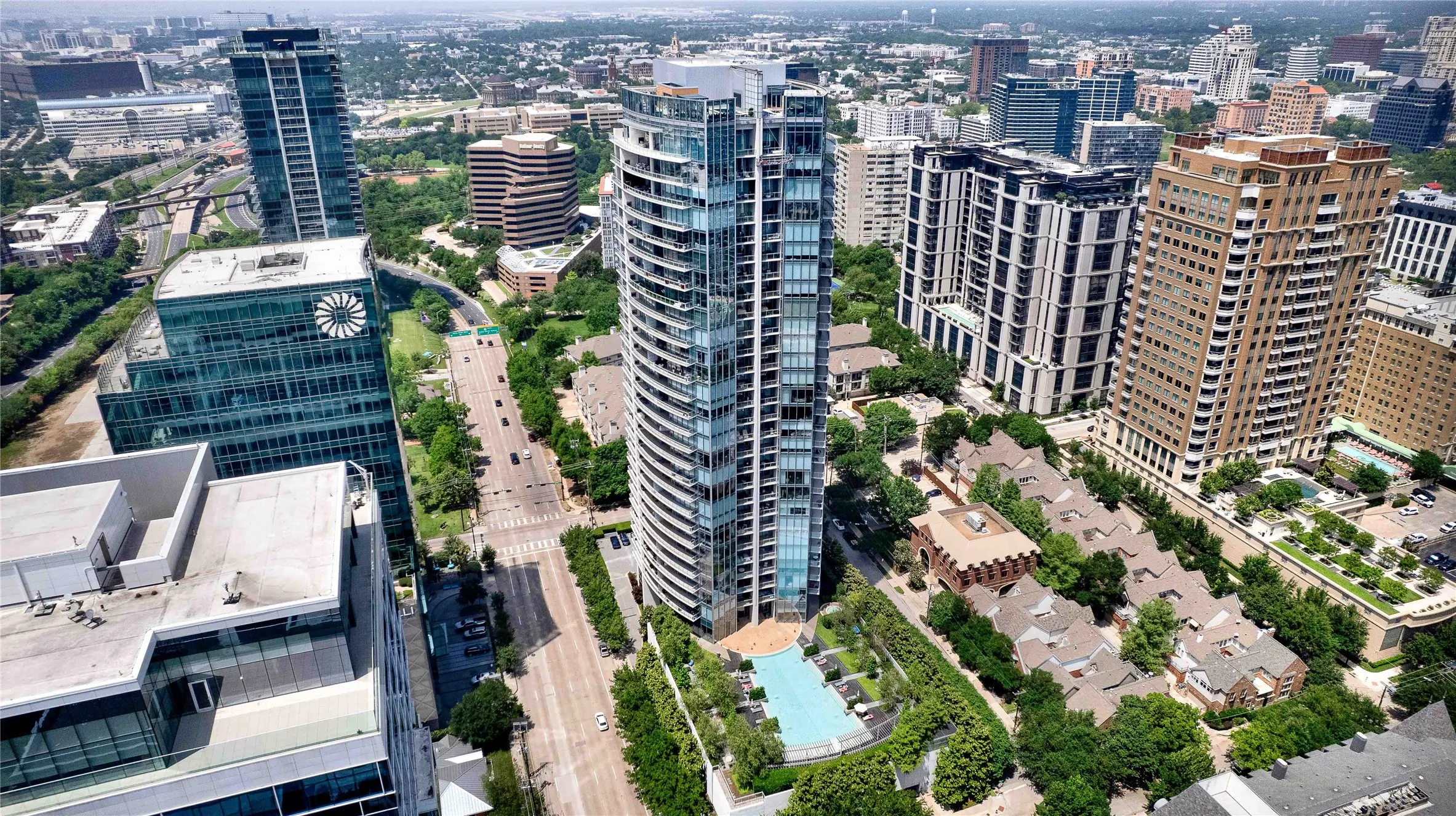Condominium For Sale in Dallas County , 2900 Mckinnon Street 401, Dallas, Texas 75201, 2 Bedroom, 3 Bathroom, 2 Garage spaces, 1,726 Sqft, built in 2005, Preowned, mls#21253804, Real Estate Agent in Dallas, Homes For Sale in Dallas county, Homes For Sale in Dallas, Realtor in Dallas Texas, Real Estate Brokerage Independent Realty Texas, Luminita Cordes Realtor