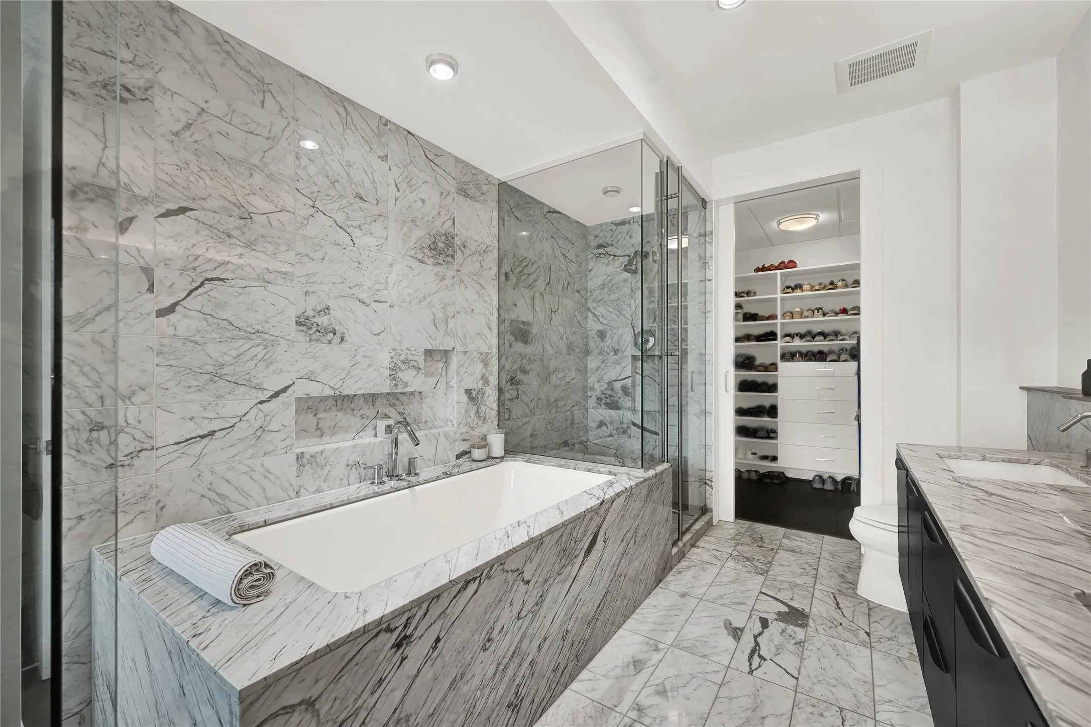 Condominium For Sale in Dallas County , 2900 Mckinnon Street 401, Dallas, Texas 75201, 2 Bedroom, 3 Bathroom, 2 Garage spaces, 1,726 Sqft, built in 2005, Preowned, mls#21253804, Real Estate Agent in Dallas, Homes For Sale in Dallas county, Homes For Sale in Dallas, Realtor in Dallas Texas, Real Estate Brokerage Independent Realty Texas, Luminita Cordes Realtor
