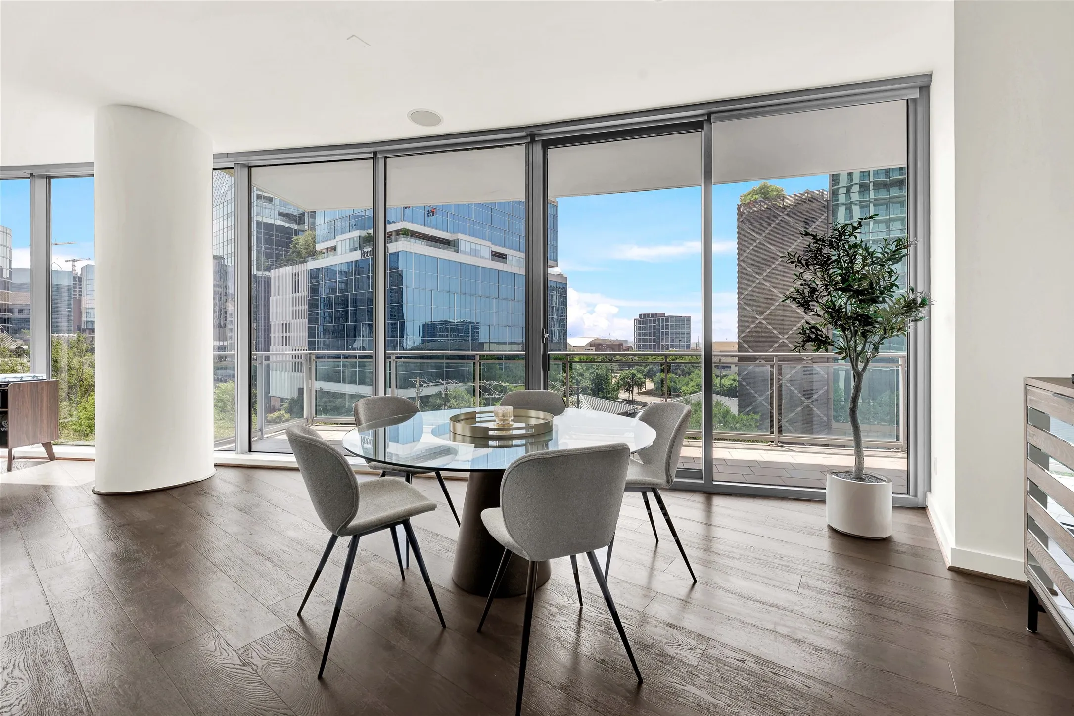Condominium For Sale in Dallas County , 2900 Mckinnon Street 401, Dallas, Texas 75201, 2 Bedroom, 3 Bathroom, 2 Garage spaces, 1,726 Sqft, built in 2005, Preowned, mls#21253804, Real Estate Agent in Dallas, Homes For Sale in Dallas county, Homes For Sale in Dallas, Realtor in Dallas Texas, Real Estate Brokerage Independent Realty Texas, Luminita Cordes Realtor
