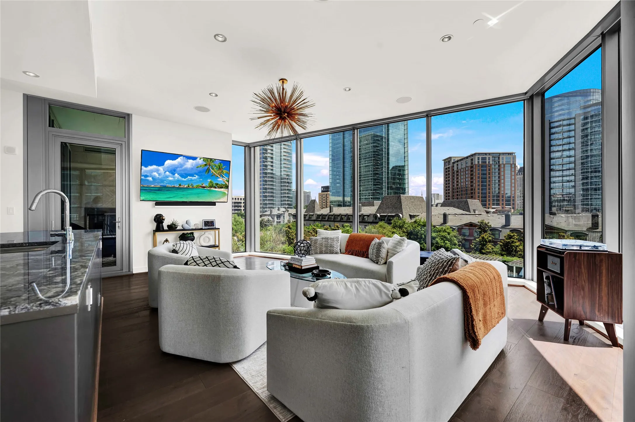 Condominium For Sale in Dallas County , 2900 Mckinnon Street 401, Dallas, Texas 75201, 2 Bedroom, 3 Bathroom, 2 Garage spaces, 1,726 Sqft, built in 2005, Preowned, mls#21253804, Real Estate Agent in Dallas, Homes For Sale in Dallas county, Homes For Sale in Dallas, Realtor in Dallas Texas, Real Estate Brokerage Independent Realty Texas, Luminita Cordes Realtor