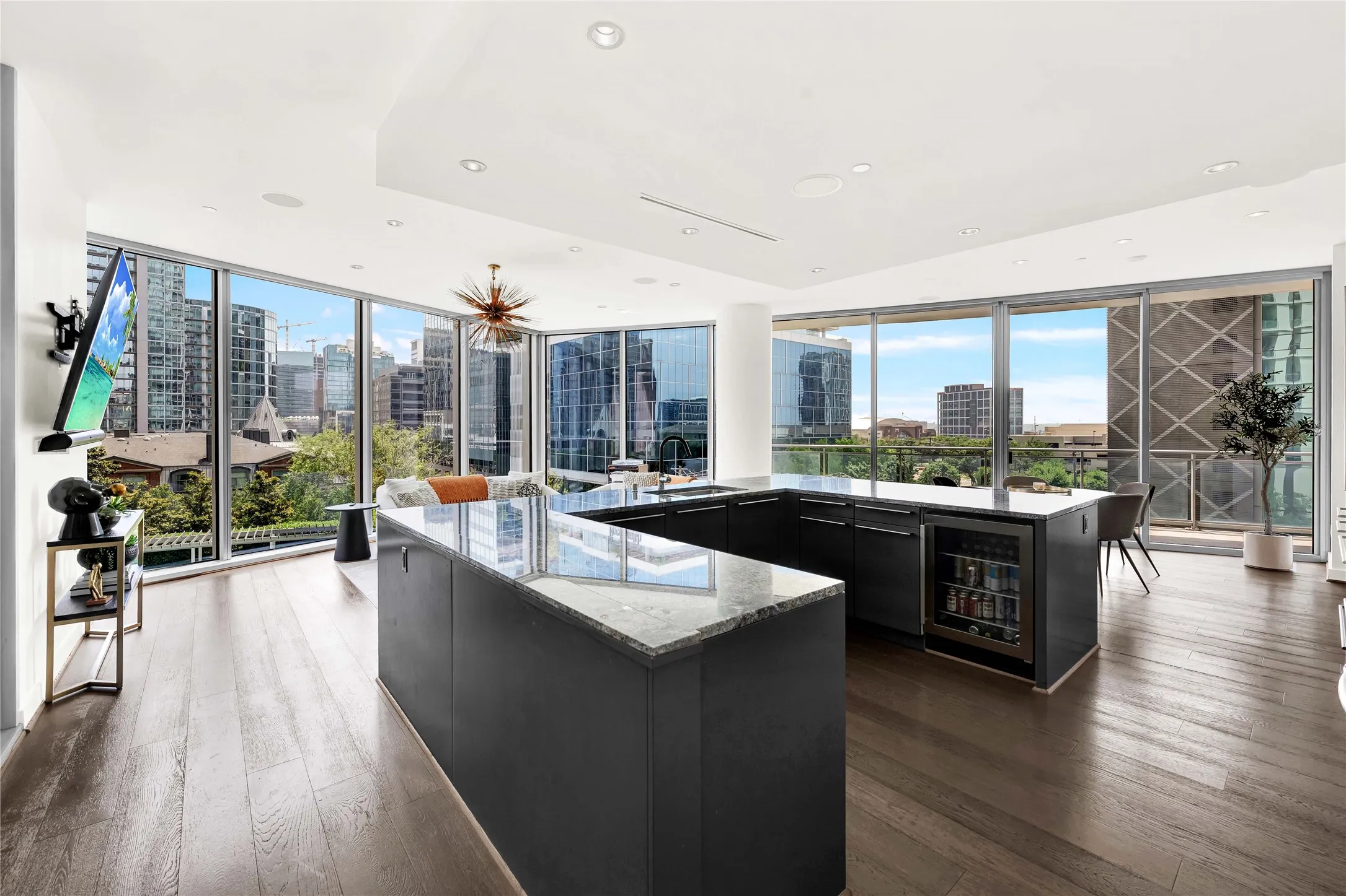 Condominium For Sale in Dallas County , 2900 Mckinnon Street 401, Dallas, Texas 75201, 2 Bedroom, 3 Bathroom, 2 Garage spaces, 1,726 Sqft, built in 2005, Preowned, mls#21253804, Real Estate Agent in Dallas, Homes For Sale in Dallas county, Homes For Sale in Dallas, Realtor in Dallas Texas, Real Estate Brokerage Independent Realty Texas, Luminita Cordes Realtor