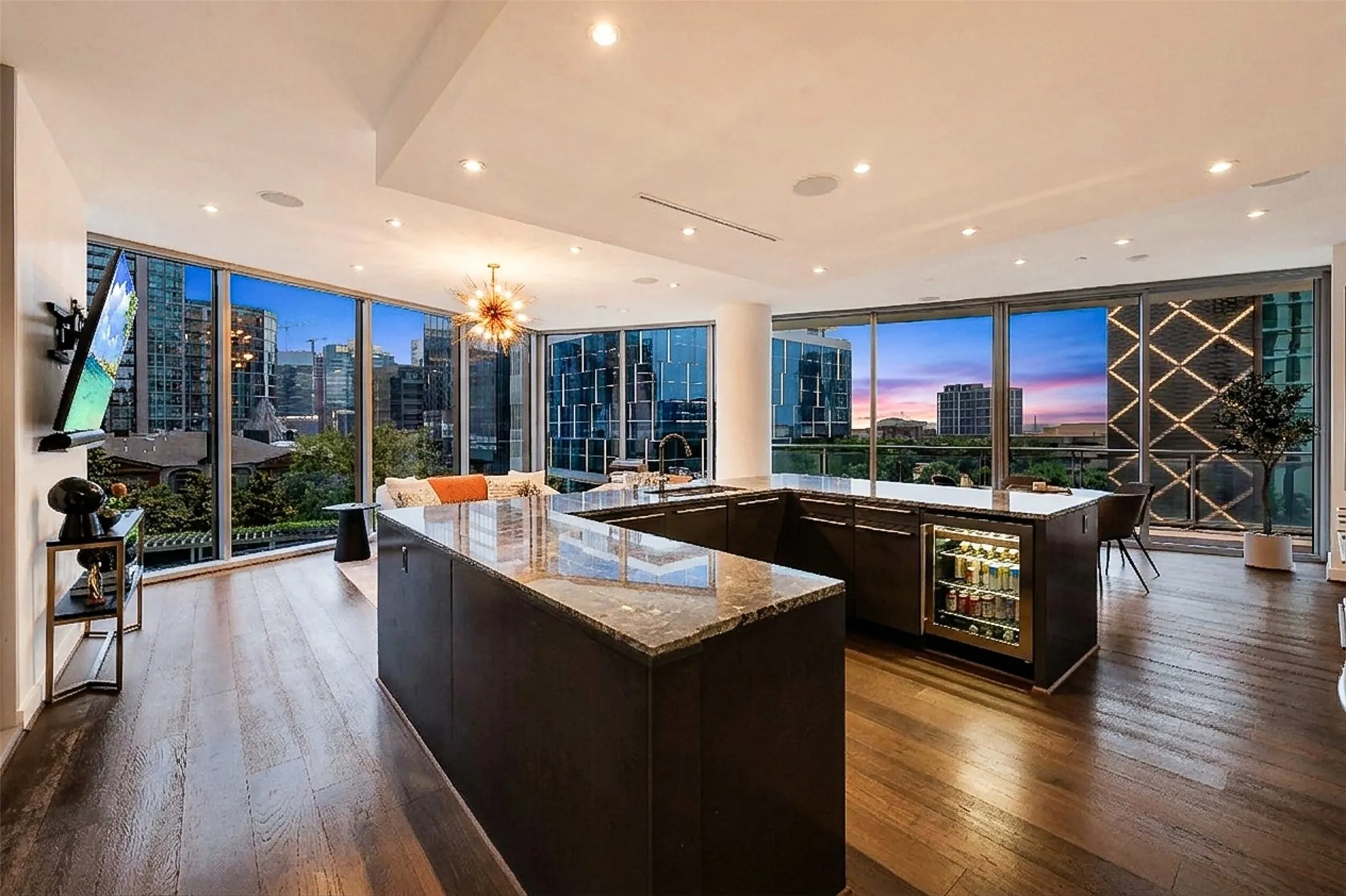Condominium For Sale in Dallas County , 2900 Mckinnon Street 401, Dallas, Texas 75201, 2 Bedroom, 3 Bathroom, 2 Garage spaces, 1,726 Sqft, built in 2005, Preowned, mls#21253804, Real Estate Agent in Dallas, Homes For Sale in Dallas county, Homes For Sale in Dallas, Realtor in Dallas Texas, Real Estate Brokerage Independent Realty Texas, Luminita Cordes Realtor