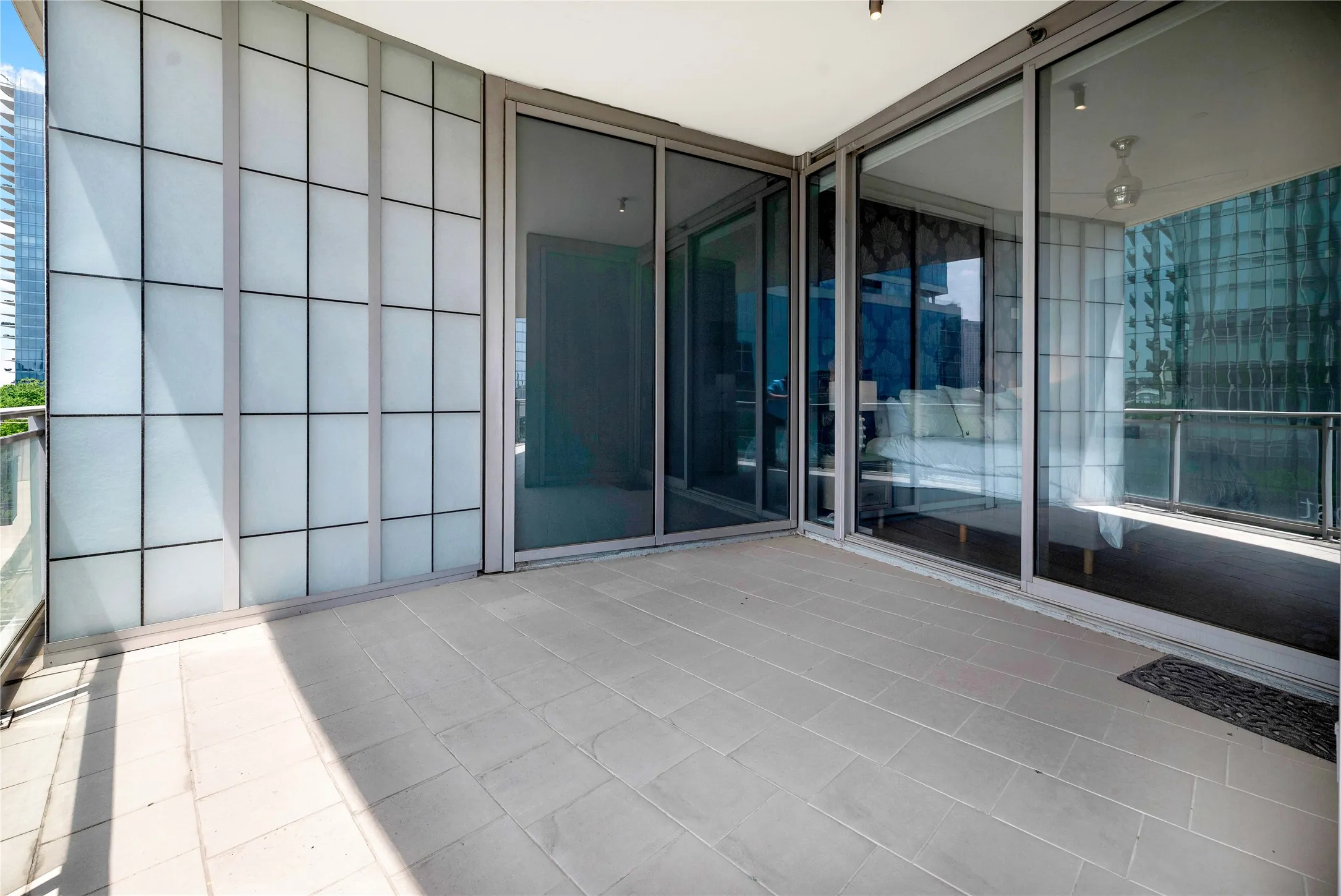 Condominium For Sale in Dallas County , 2900 Mckinnon Street 401, Dallas, Texas 75201, 2 Bedroom, 3 Bathroom, 2 Garage spaces, 1,726 Sqft, built in 2005, Preowned, mls#21253804, Real Estate Agent in Dallas, Homes For Sale in Dallas county, Homes For Sale in Dallas, Realtor in Dallas Texas, Real Estate Brokerage Independent Realty Texas, Luminita Cordes Realtor