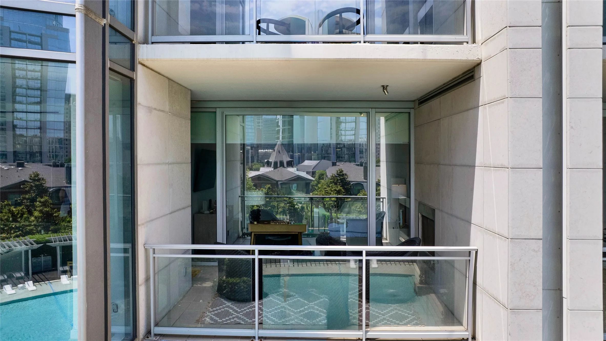 Condominium For Sale in Dallas County , 2900 Mckinnon Street 401, Dallas, Texas 75201, 2 Bedroom, 3 Bathroom, 2 Garage spaces, 1,726 Sqft, built in 2005, Preowned, mls#21253804, Real Estate Agent in Dallas, Homes For Sale in Dallas county, Homes For Sale in Dallas, Realtor in Dallas Texas, Real Estate Brokerage Independent Realty Texas, Luminita Cordes Realtor