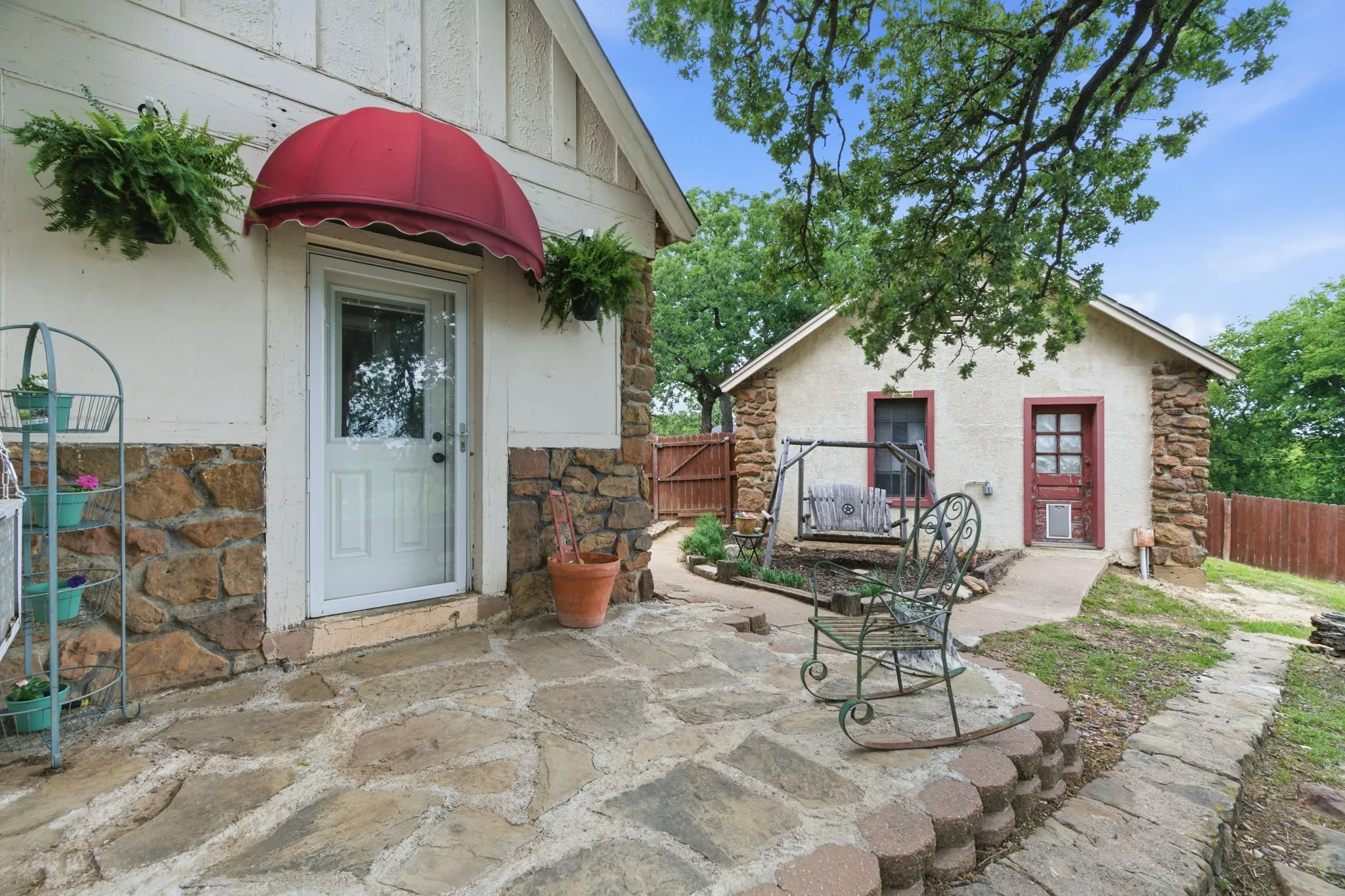 Single Family Residence For Sale in Eastland County , 514 S Dixie Street, Eastland, Texas 76448, 4 Bedrooms, 4 Bathrooms, 2 Garage spaces, 3,409 Sqft, built in 1920, Preowned, Price $399,999, mls#21256217, Real Estate Agent in Eastland, Homes For Sale in Eastland county, Homes For Sale in Eastland, Realtor in Eastland Texas, Real Estate Brokerage Independent Realty Texas, Luminita Cordes Realtor