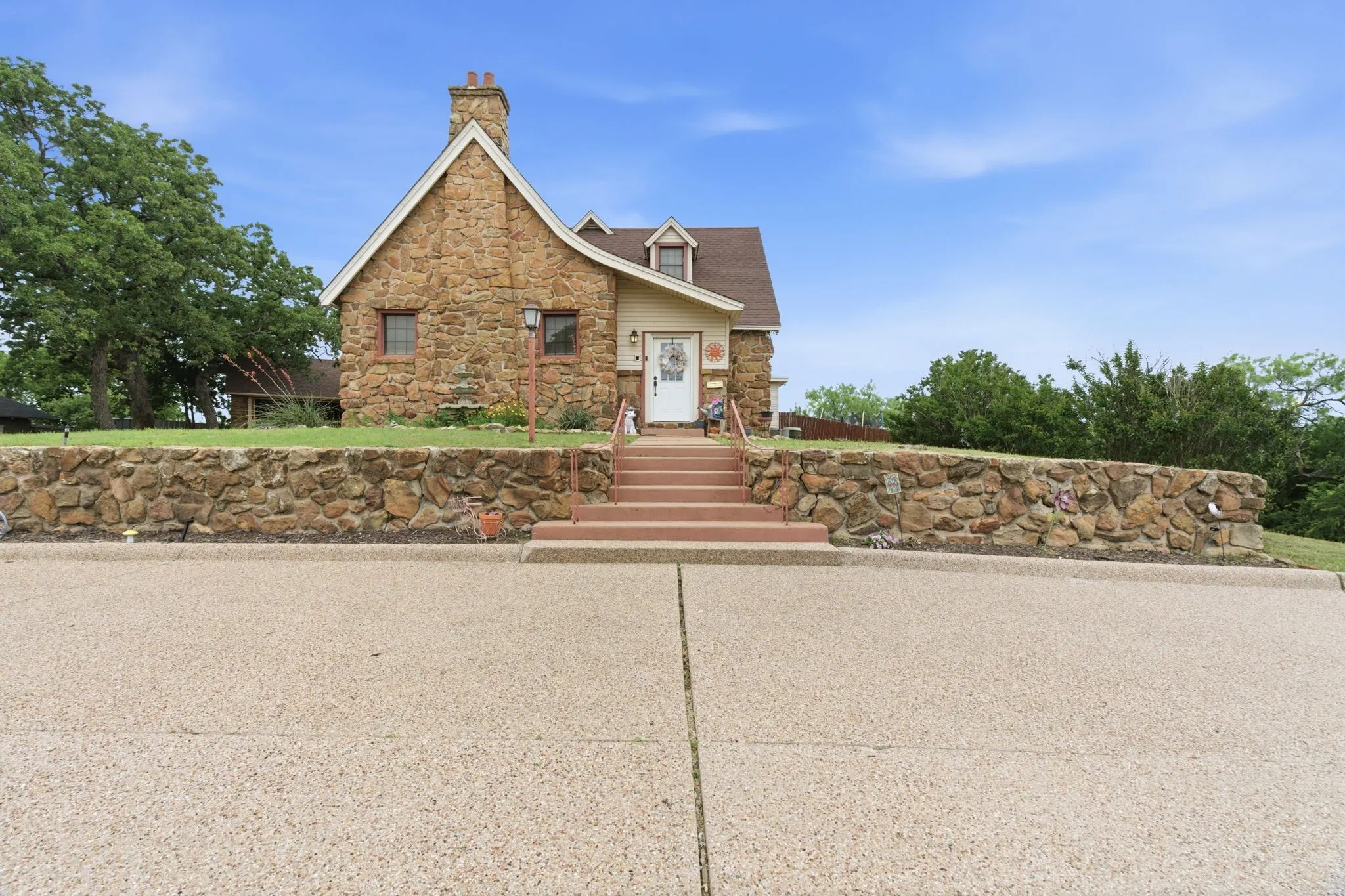 Single Family Residence For Sale in Eastland County , 514 S Dixie Street, Eastland, Texas 76448, 4 Bedrooms, 4 Bathrooms, 2 Garage spaces, 3,409 Sqft, built in 1920, Preowned, Price $399,999, mls#21256217, Real Estate Agent in Eastland, Homes For Sale in Eastland county, Homes For Sale in Eastland, Realtor in Eastland Texas, Real Estate Brokerage Independent Realty Texas, Luminita Cordes Realtor