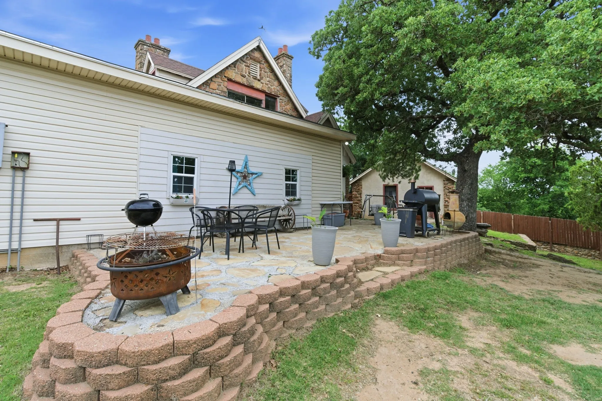 Single Family Residence For Sale in Eastland County , 514 S Dixie Street, Eastland, Texas 76448, 4 Bedrooms, 4 Bathrooms, 2 Garage spaces, 3,409 Sqft, built in 1920, Preowned, Price $399,999, mls#21256217, Real Estate Agent in Eastland, Homes For Sale in Eastland county, Homes For Sale in Eastland, Realtor in Eastland Texas, Real Estate Brokerage Independent Realty Texas, Luminita Cordes Realtor