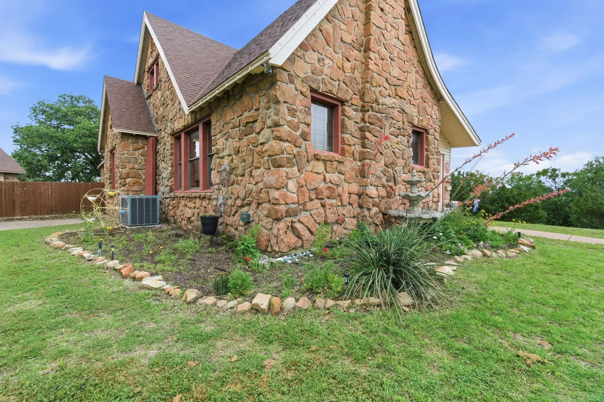 Single Family Residence For Sale in Eastland County , 514 S Dixie Street, Eastland, Texas 76448, 4 Bedrooms, 4 Bathrooms, 2 Garage spaces, 3,409 Sqft, built in 1920, Preowned, Price $399,999, mls#21256217, Real Estate Agent in Eastland, Homes For Sale in Eastland county, Homes For Sale in Eastland, Realtor in Eastland Texas, Real Estate Brokerage Independent Realty Texas, Luminita Cordes Realtor