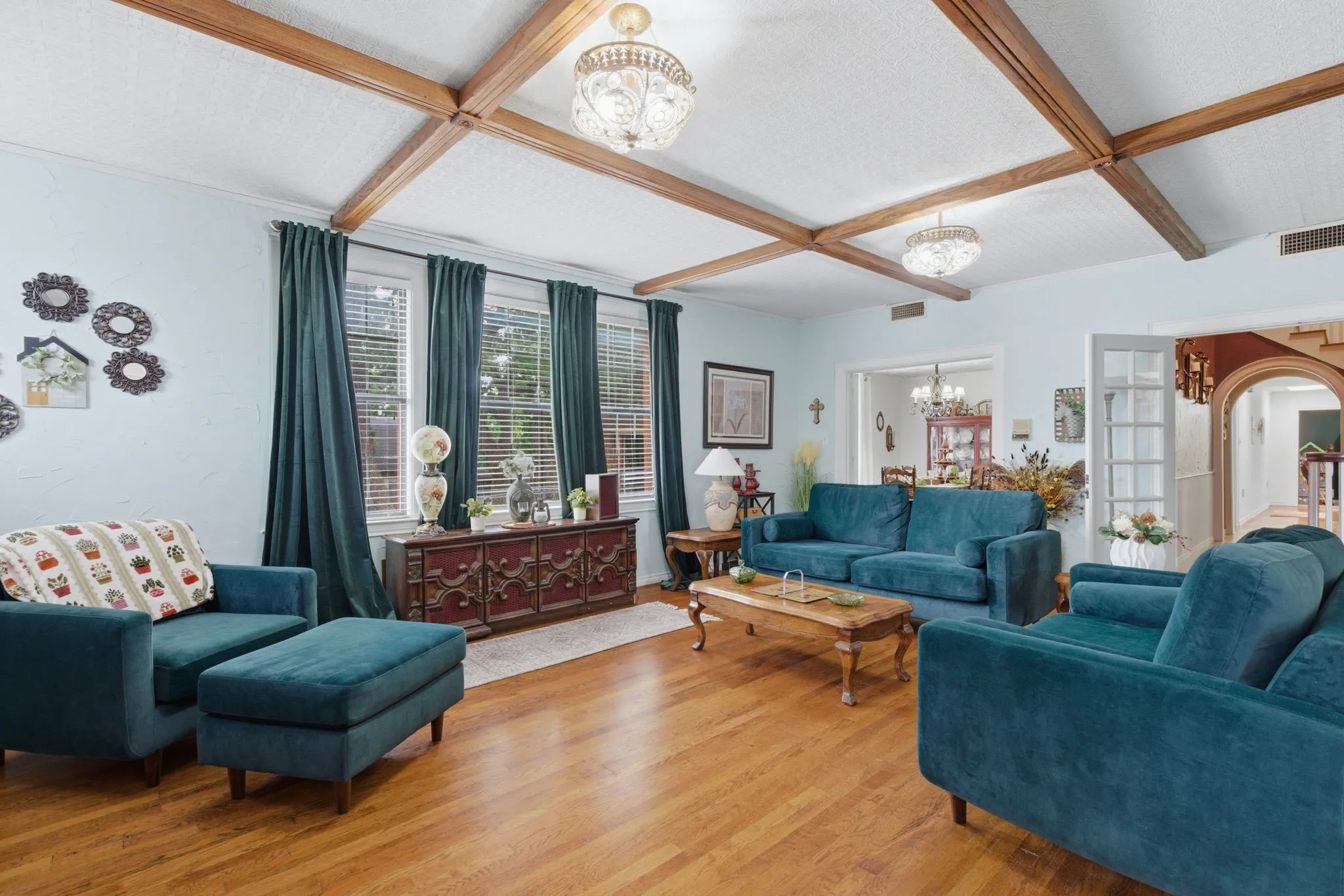 Single Family Residence For Sale in Eastland County , 514 S Dixie Street, Eastland, Texas 76448, 4 Bedrooms, 4 Bathrooms, 2 Garage spaces, 3,409 Sqft, built in 1920, Preowned, Price $399,999, mls#21256217, Real Estate Agent in Eastland, Homes For Sale in Eastland county, Homes For Sale in Eastland, Realtor in Eastland Texas, Real Estate Brokerage Independent Realty Texas, Luminita Cordes Realtor