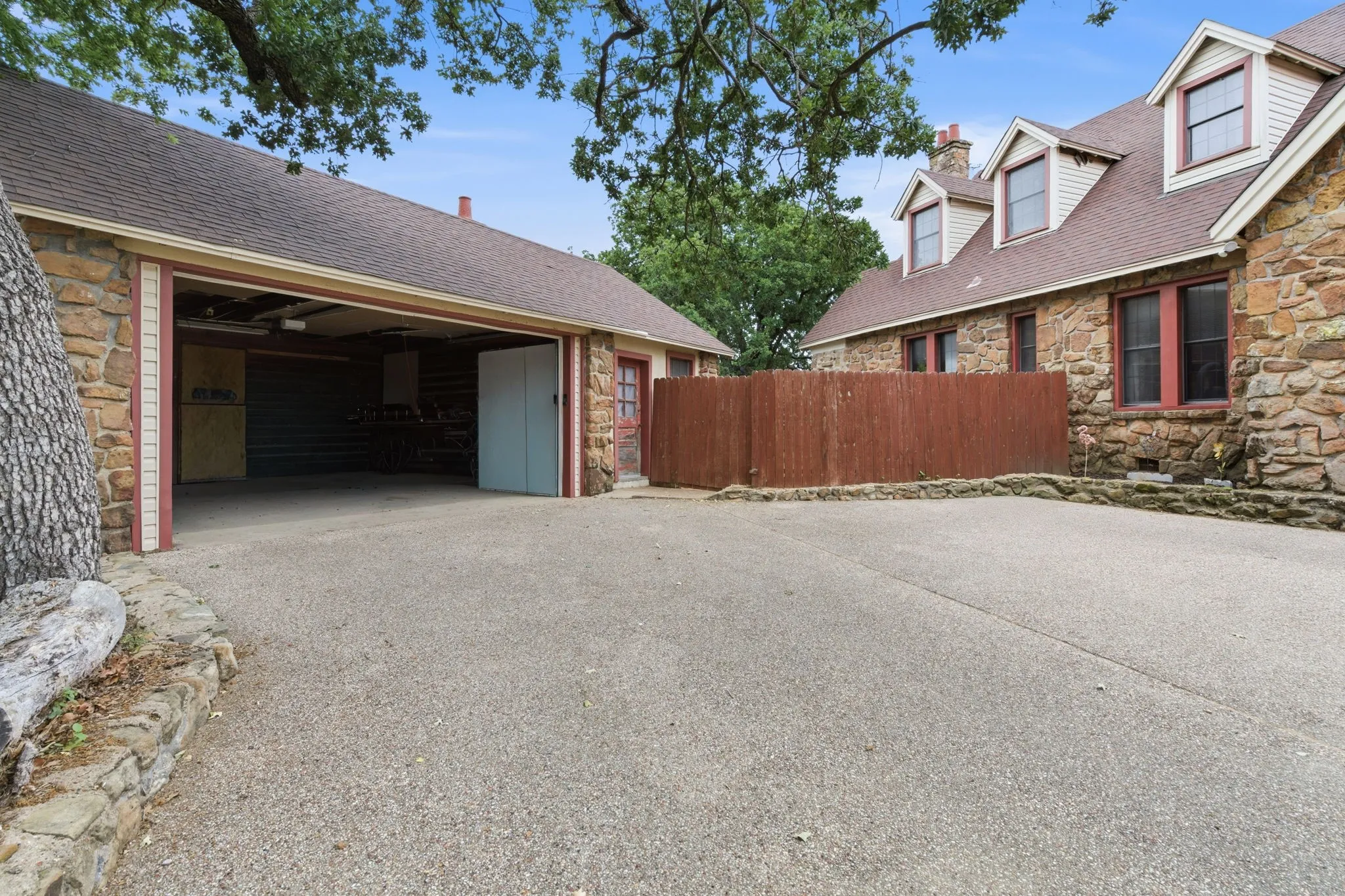 Single Family Residence For Sale in Eastland County , 514 S Dixie Street, Eastland, Texas 76448, 4 Bedrooms, 4 Bathrooms, 2 Garage spaces, 3,409 Sqft, built in 1920, Preowned, Price $399,999, mls#21256217, Real Estate Agent in Eastland, Homes For Sale in Eastland county, Homes For Sale in Eastland, Realtor in Eastland Texas, Real Estate Brokerage Independent Realty Texas, Luminita Cordes Realtor
